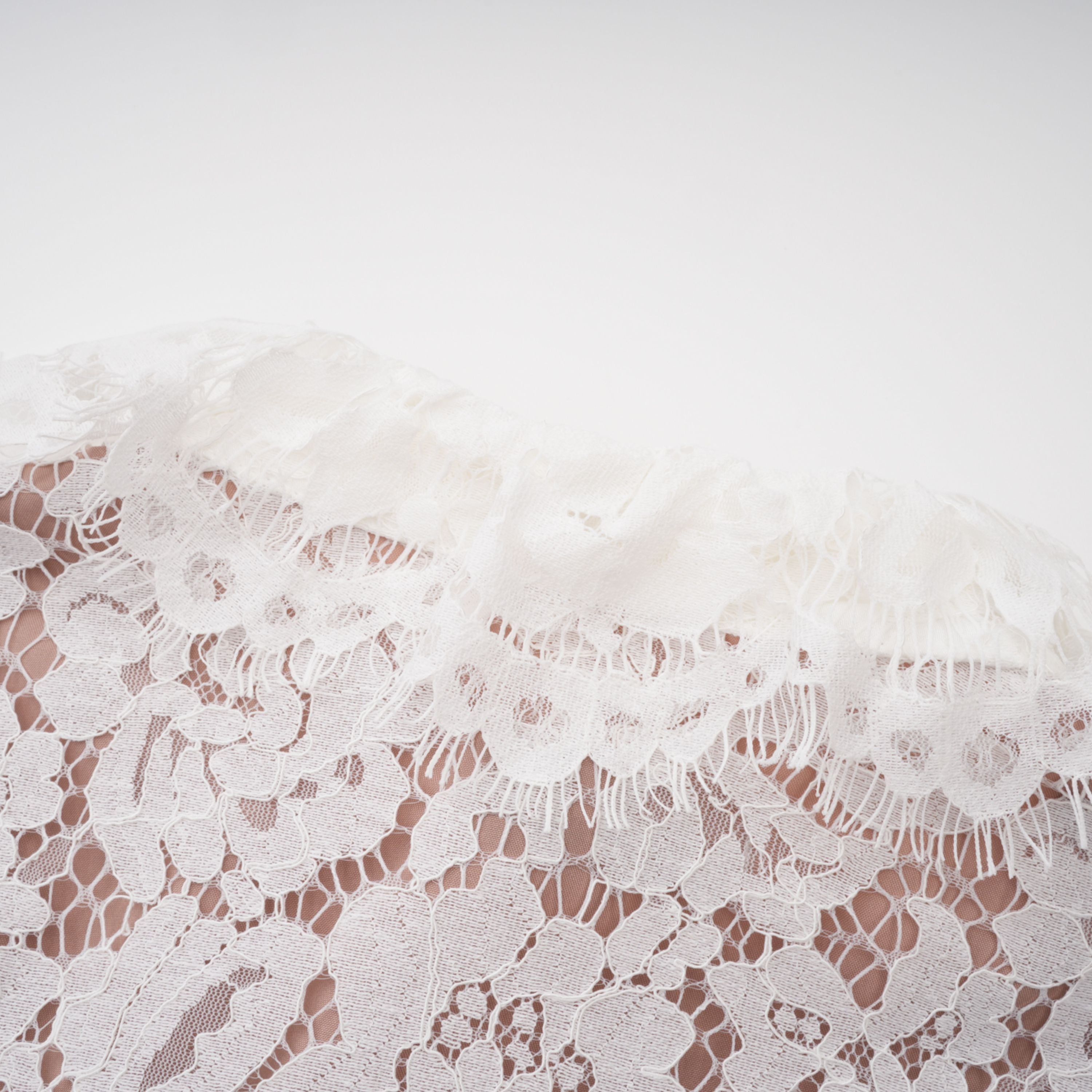 Vesper Weißes Set aus Bluse mit hohem Kragen und Rock aus Spitze