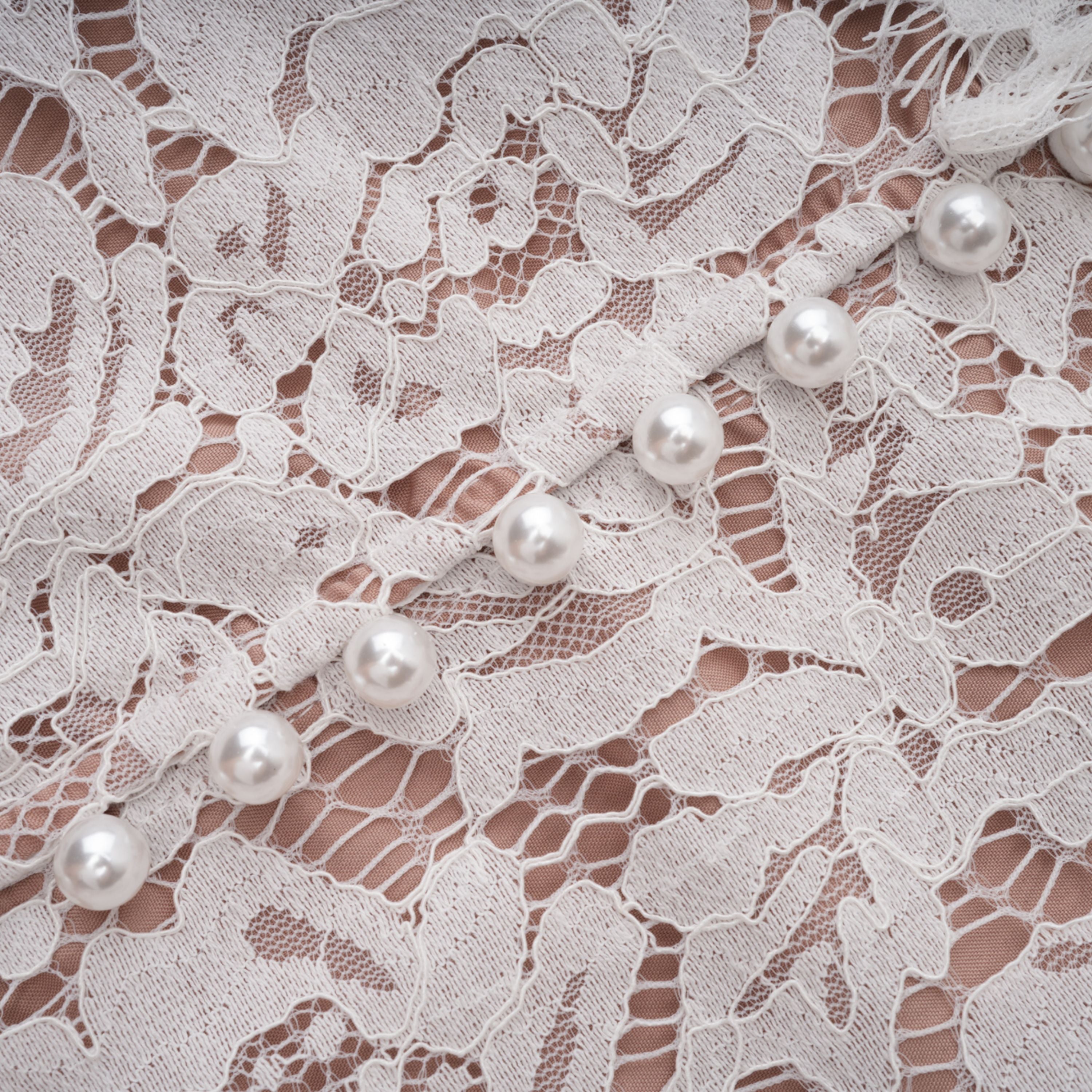 Vesper Weißes Set aus Bluse mit hohem Kragen und Rock aus Spitze