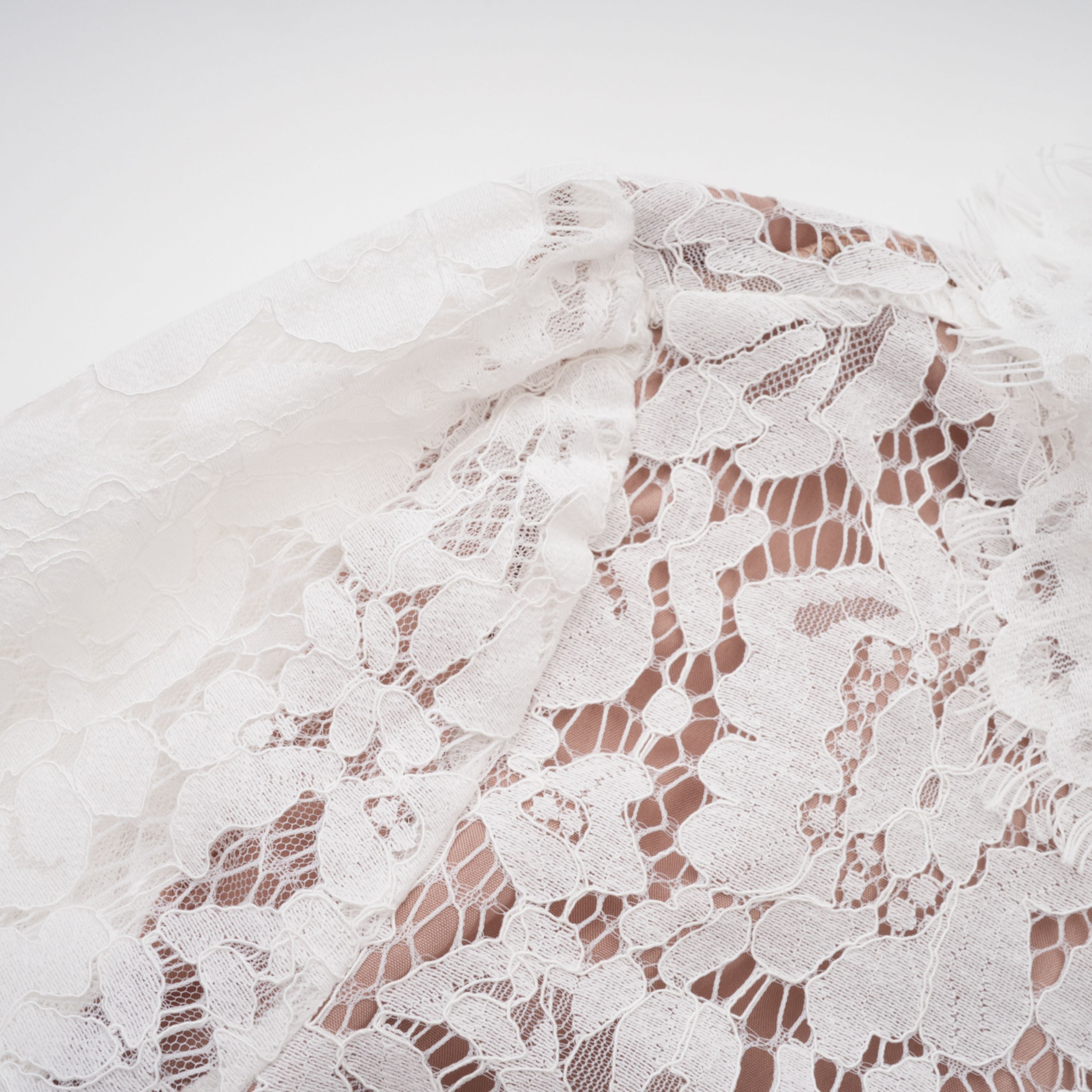 Vesper Weißes Set aus Bluse mit hohem Kragen und Rock aus Spitze