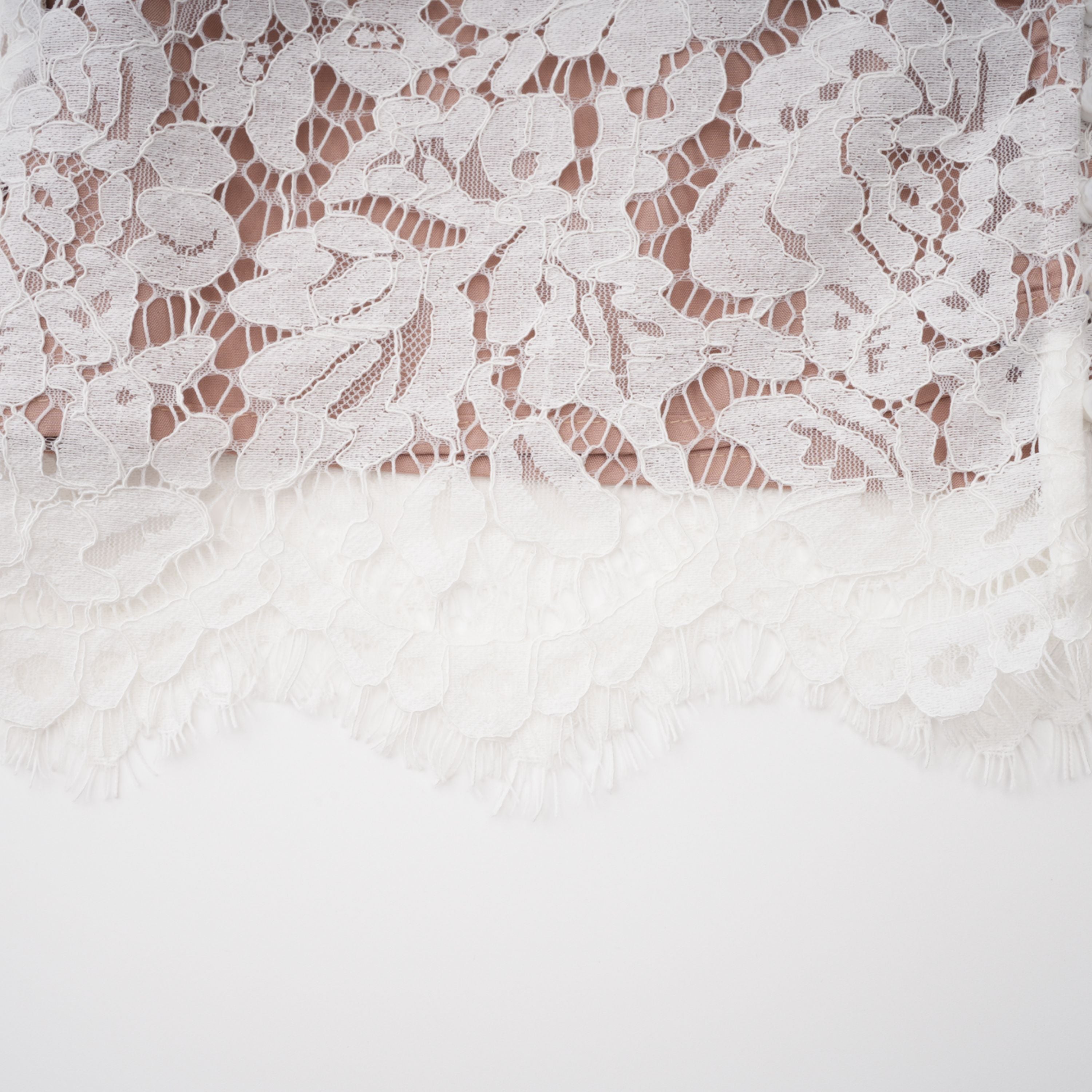 Vesper Weißes Set aus Bluse mit hohem Kragen und Rock aus Spitze