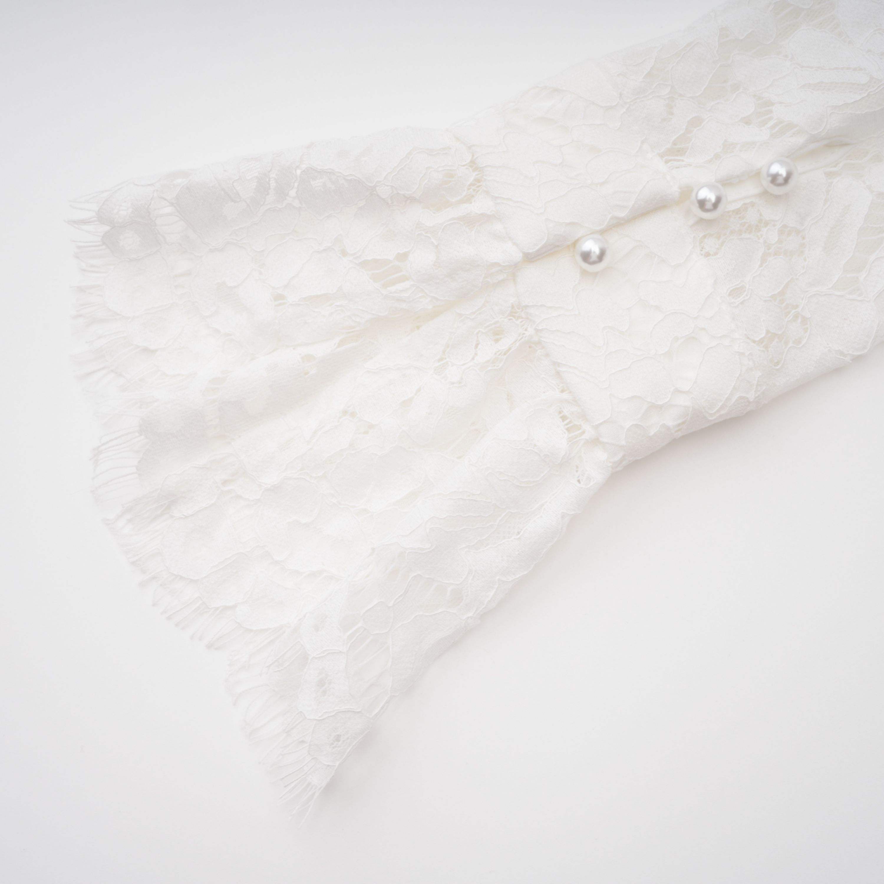 Vesper Weißes Set aus Bluse mit hohem Kragen und Rock aus Spitze