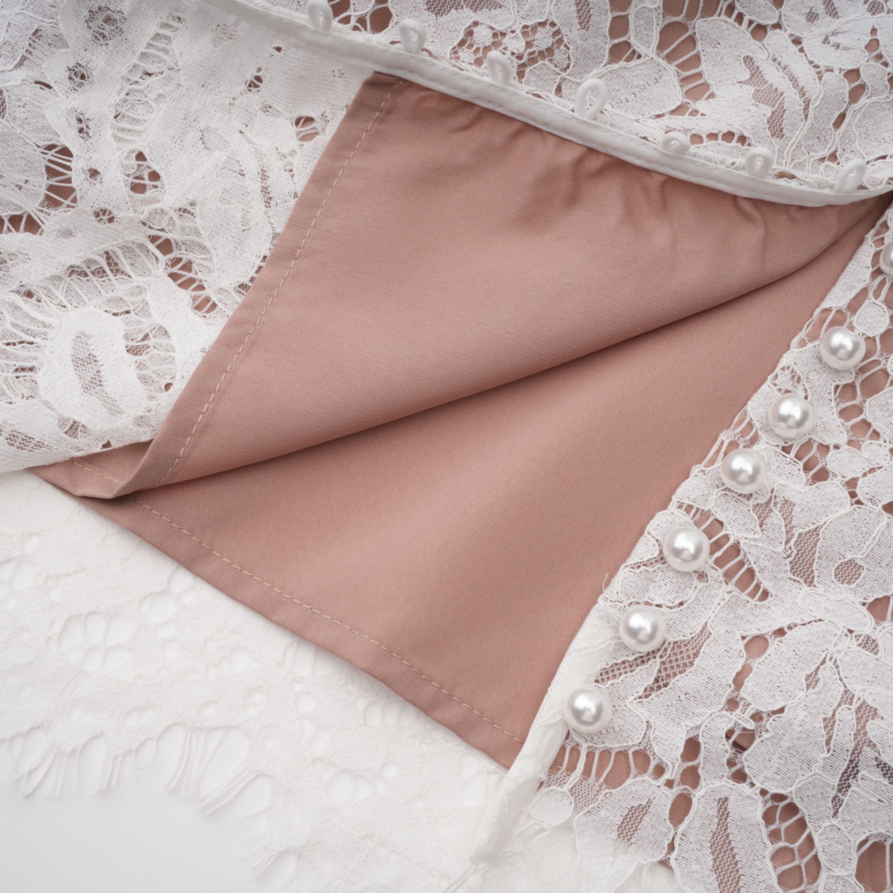 Vesper Weißes Set aus Bluse mit hohem Kragen und Rock aus Spitze