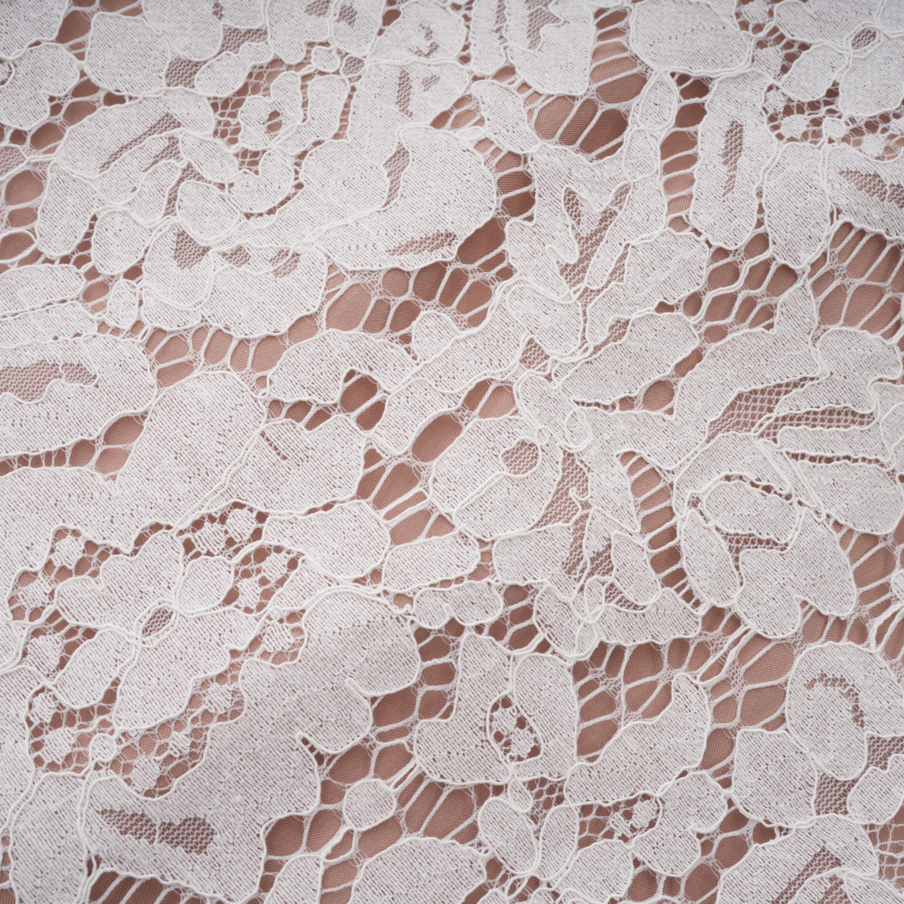 Vesper Weißes Set aus Bluse mit hohem Kragen und Rock aus Spitze