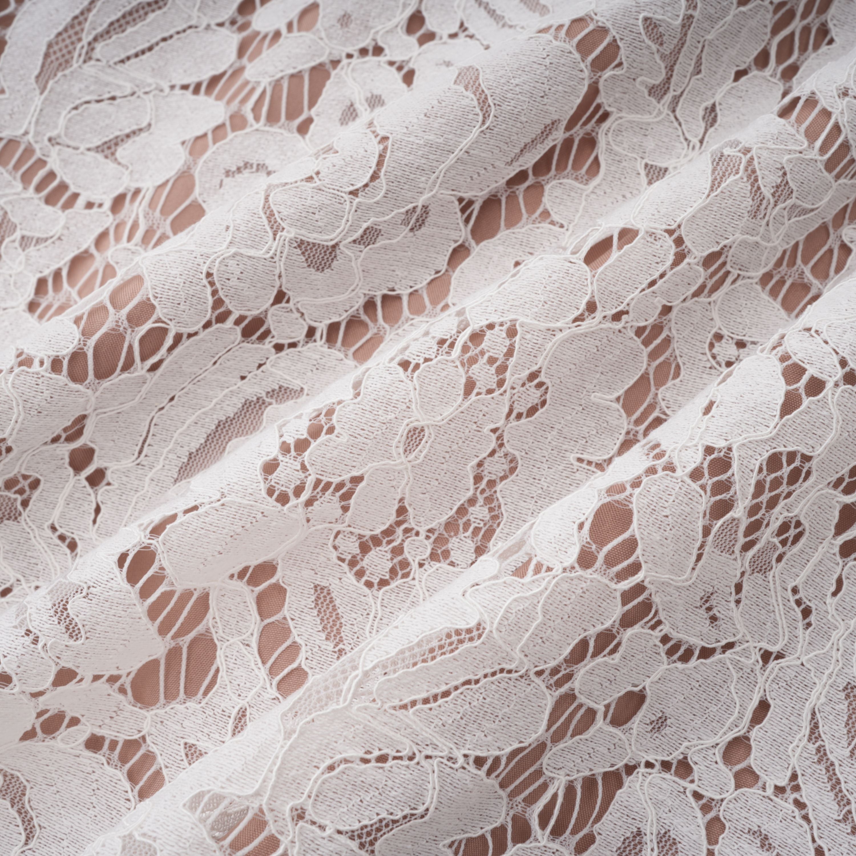 Vesper Weißes Set aus Bluse mit hohem Kragen und Rock aus Spitze