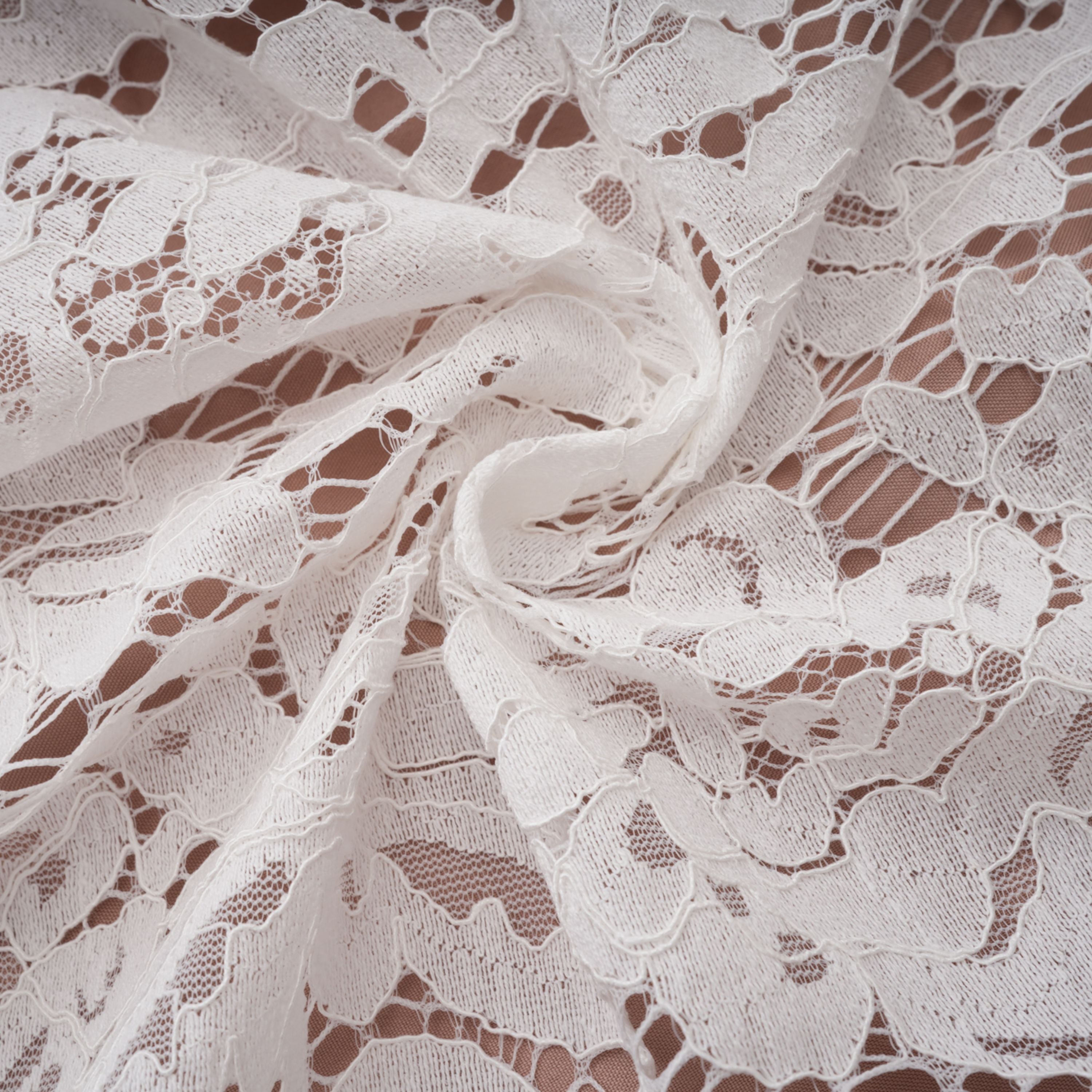 Vesper Weißes Set aus Bluse mit hohem Kragen und Rock aus Spitze