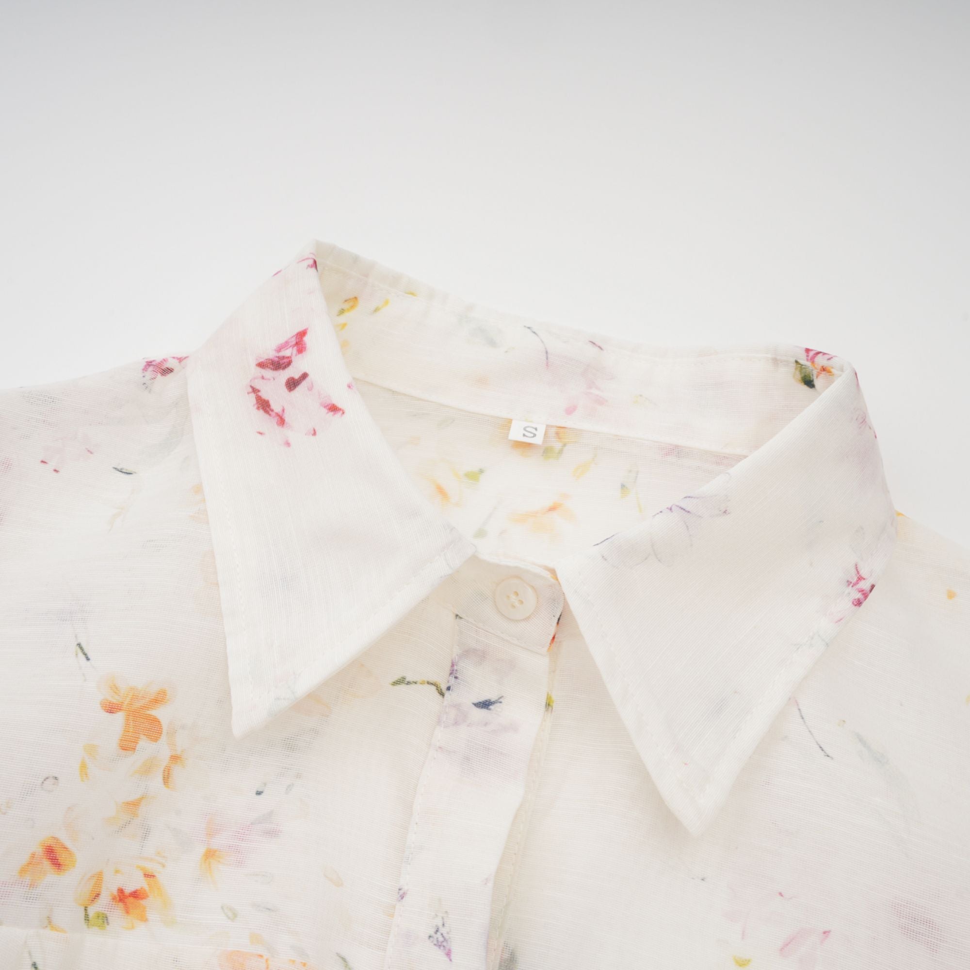 فستان زوي متوسط ​​الطول بطبعة زهور باللون الأبيض 