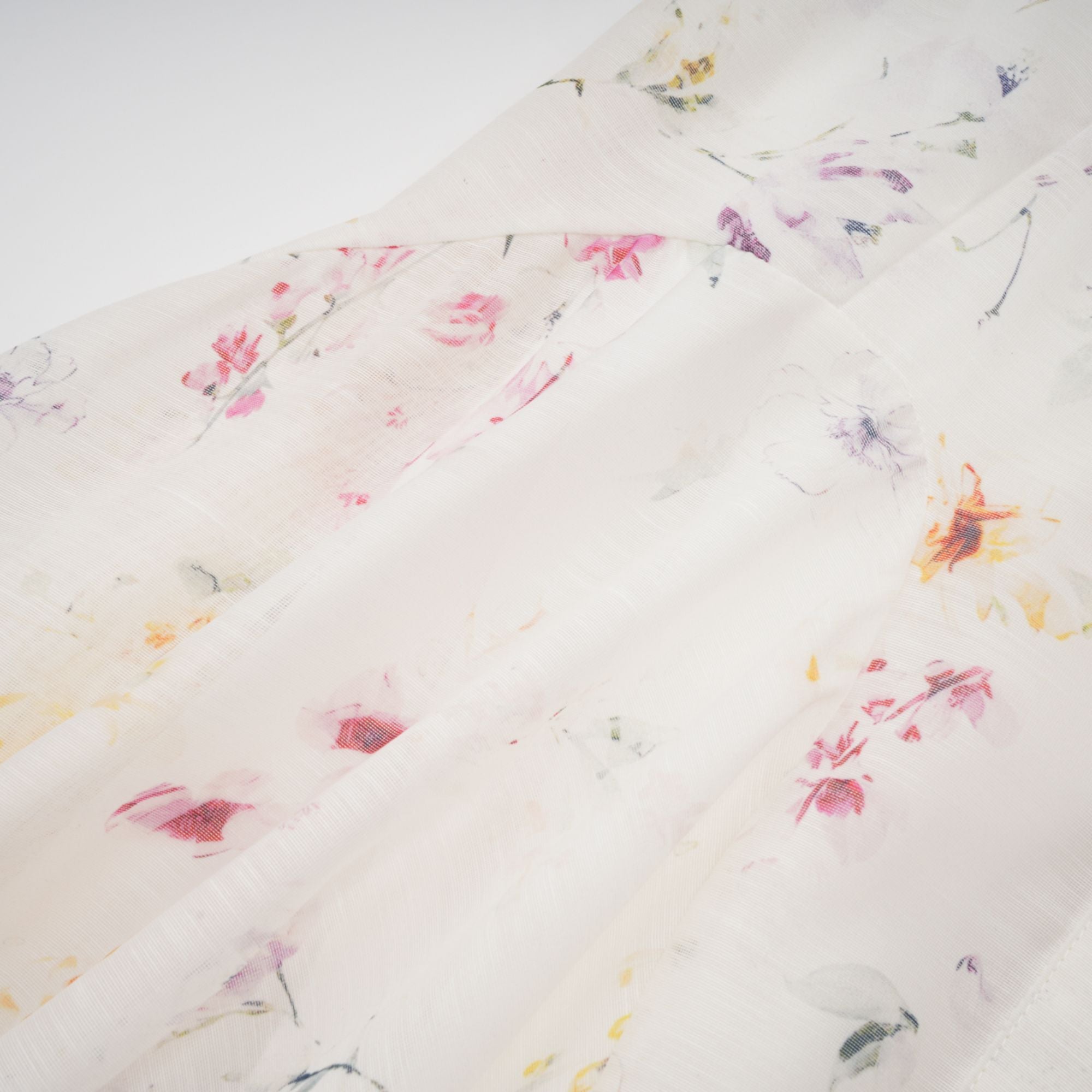 فستان زوي متوسط ​​الطول بطبعة زهور باللون الأبيض 