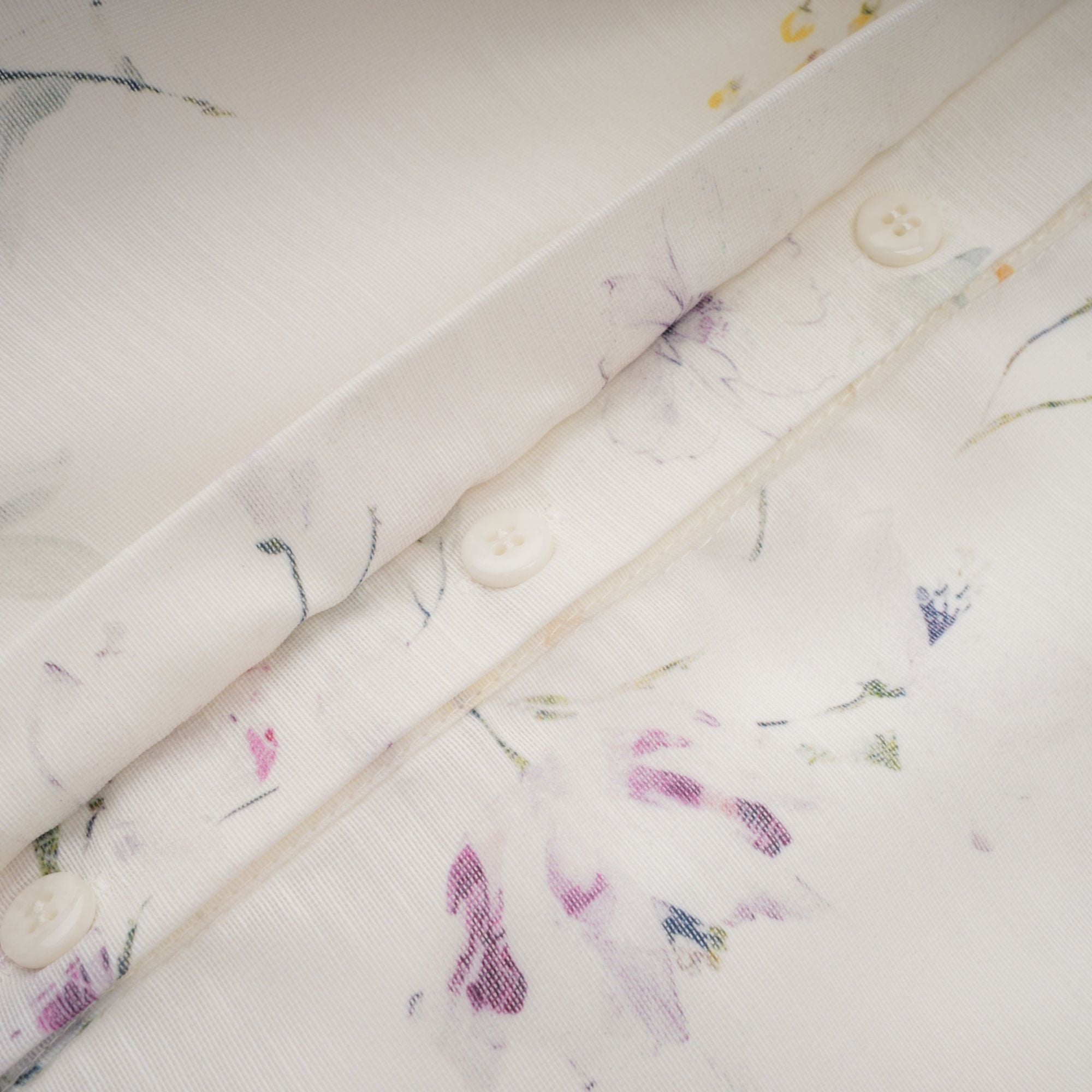 فستان زوي متوسط ​​الطول بطبعة زهور باللون الأبيض 