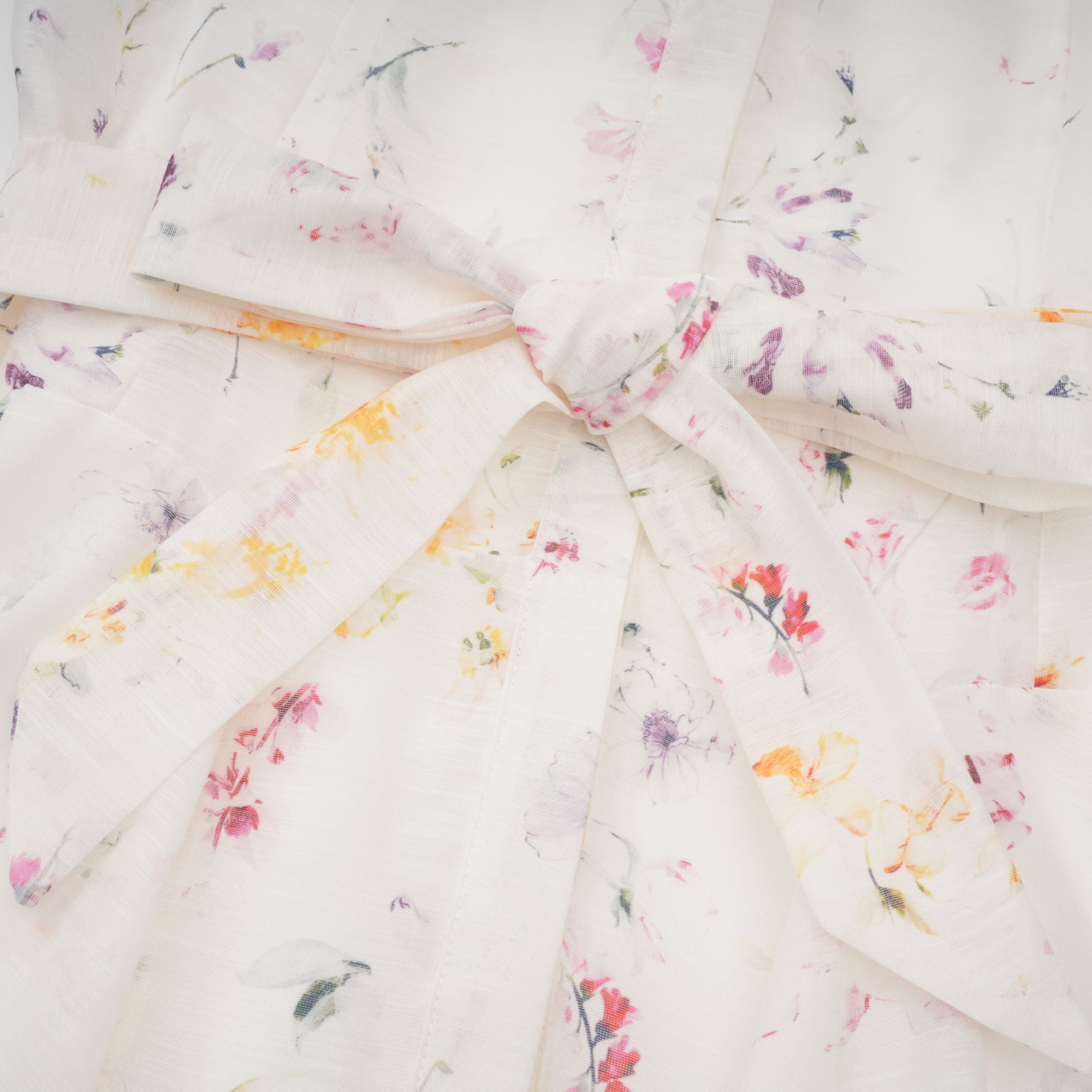 فستان زوي متوسط ​​الطول بطبعة زهور باللون الأبيض 