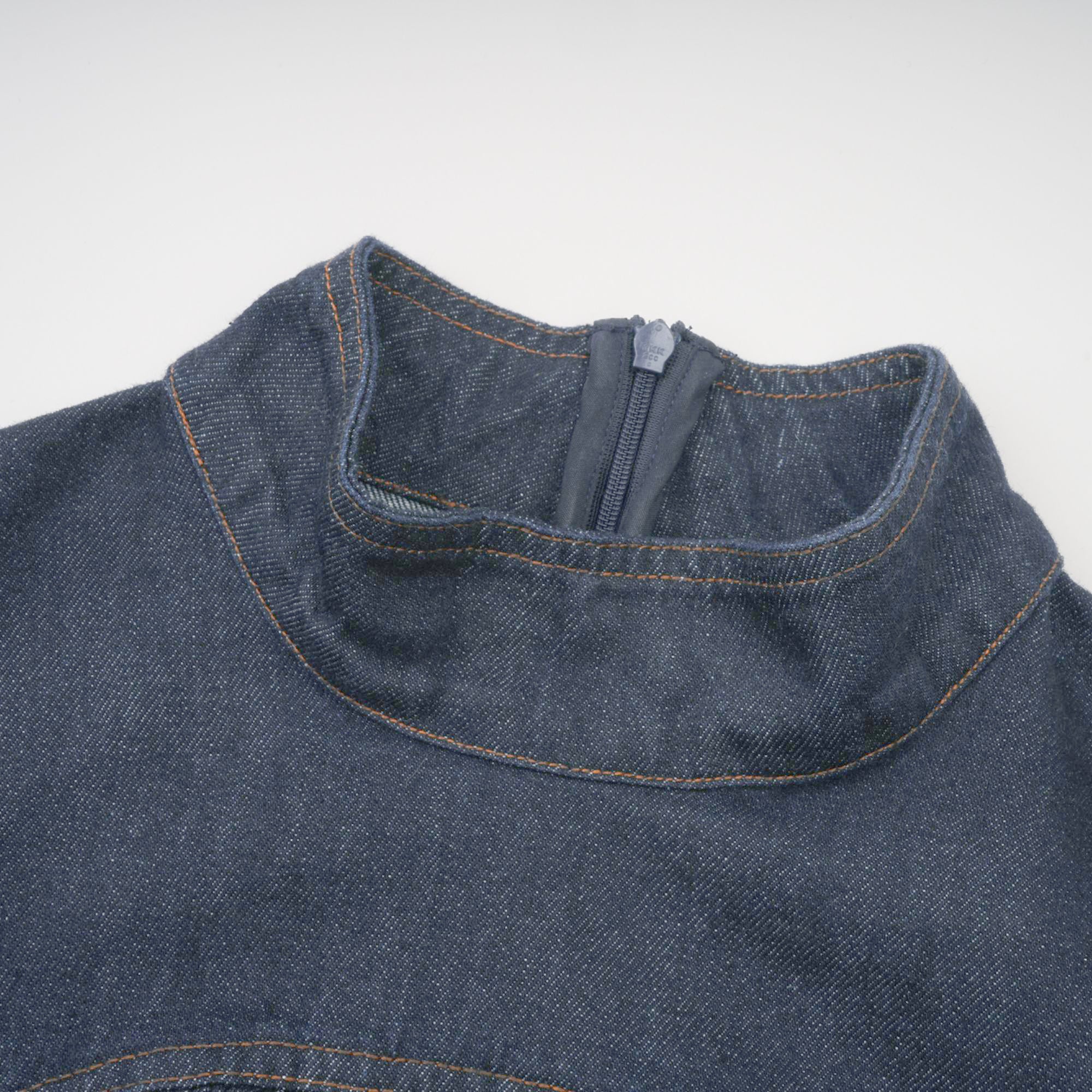 فستان ميرابل قصير من قماش الدنيم باللون الأزرق الداكن مع خياطة متباينة