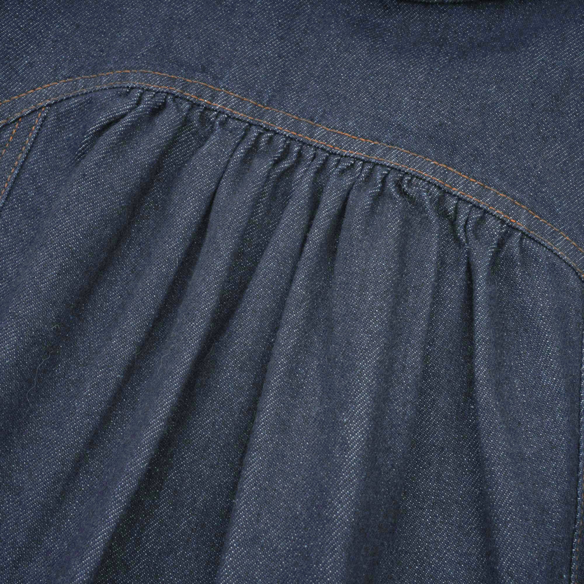 فستان ميرابل قصير من قماش الدنيم باللون الأزرق الداكن مع خياطة متباينة