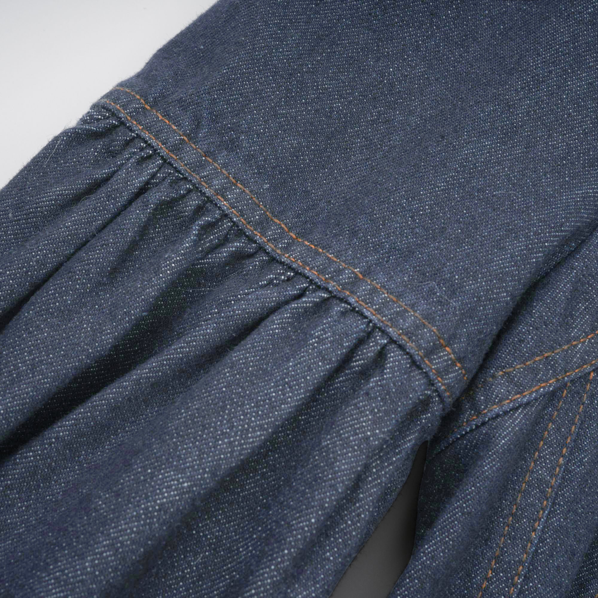 فستان ميرابل قصير من قماش الدنيم باللون الأزرق الداكن مع خياطة متباينة