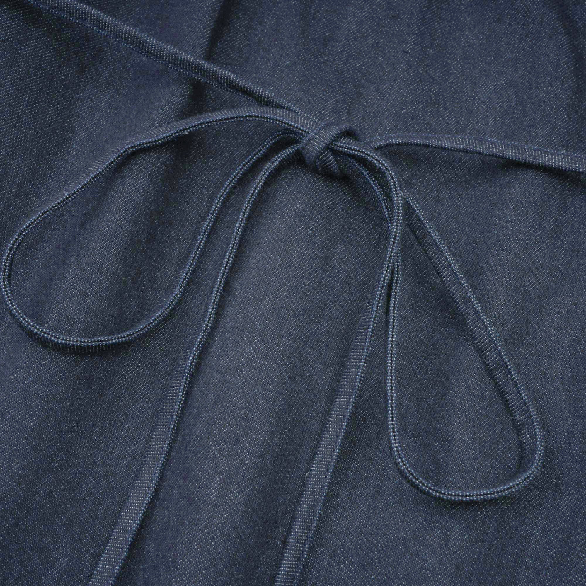 فستان ميرابل قصير من قماش الدنيم باللون الأزرق الداكن مع خياطة متباينة