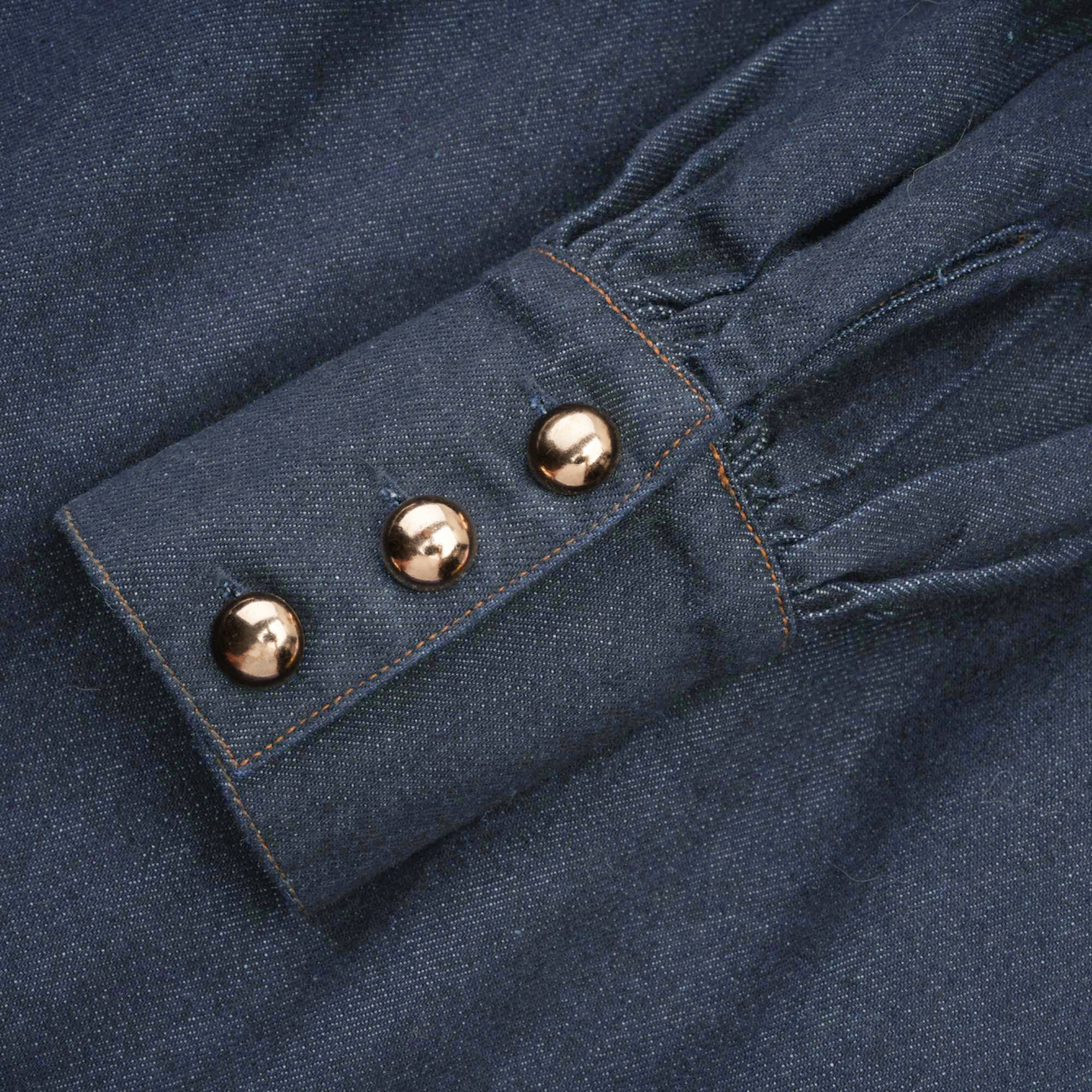 فستان ميرابل قصير من قماش الدنيم باللون الأزرق الداكن مع خياطة متباينة