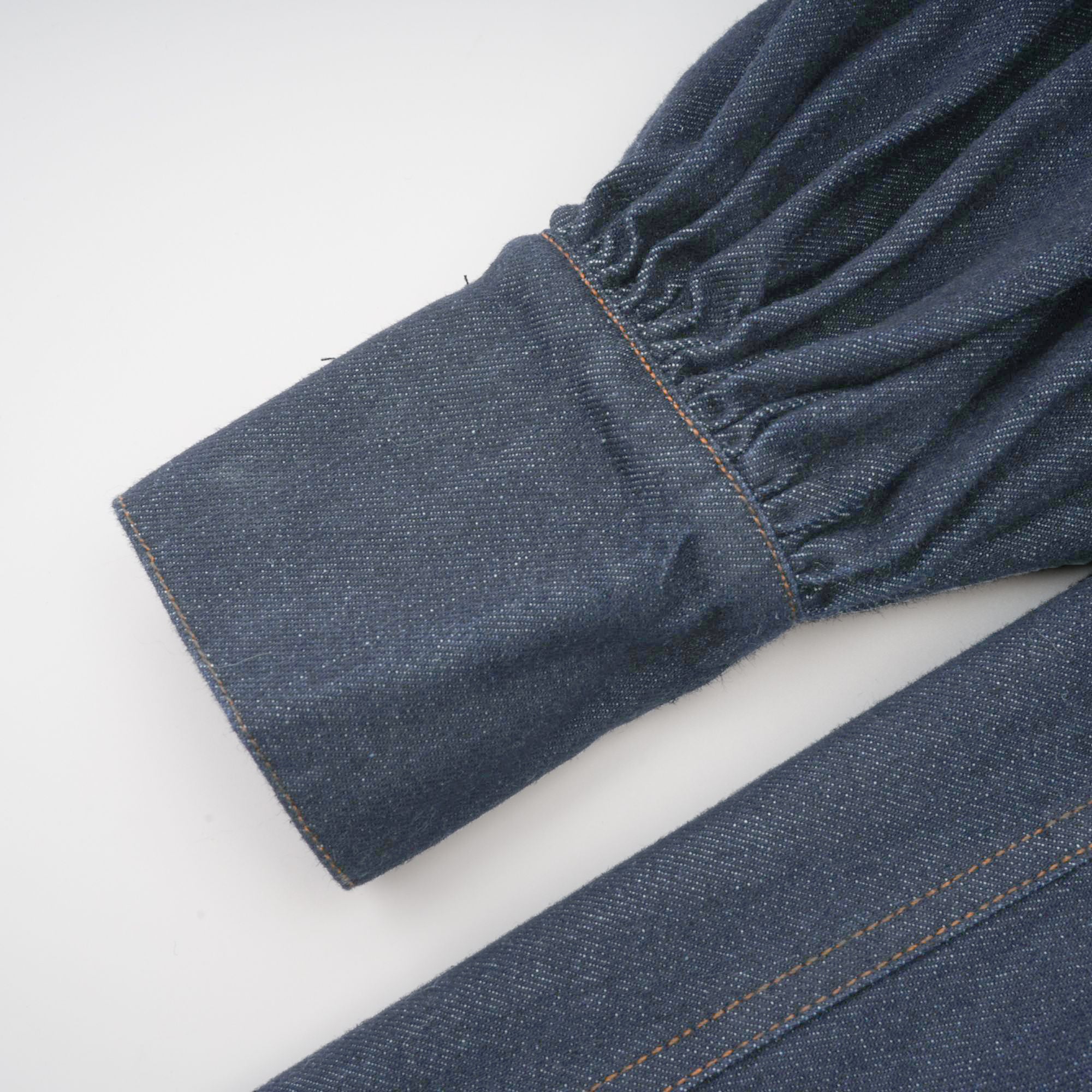 فستان ميرابل قصير من قماش الدنيم باللون الأزرق الداكن مع خياطة متباينة