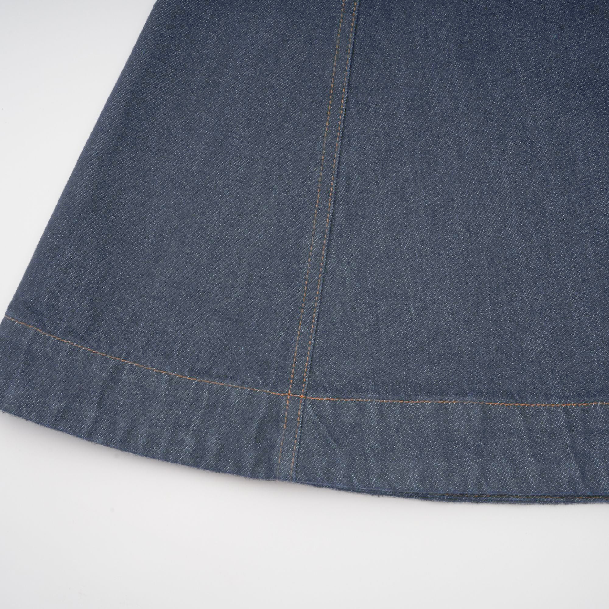 فستان ميرابل قصير من قماش الدنيم باللون الأزرق الداكن مع خياطة متباينة