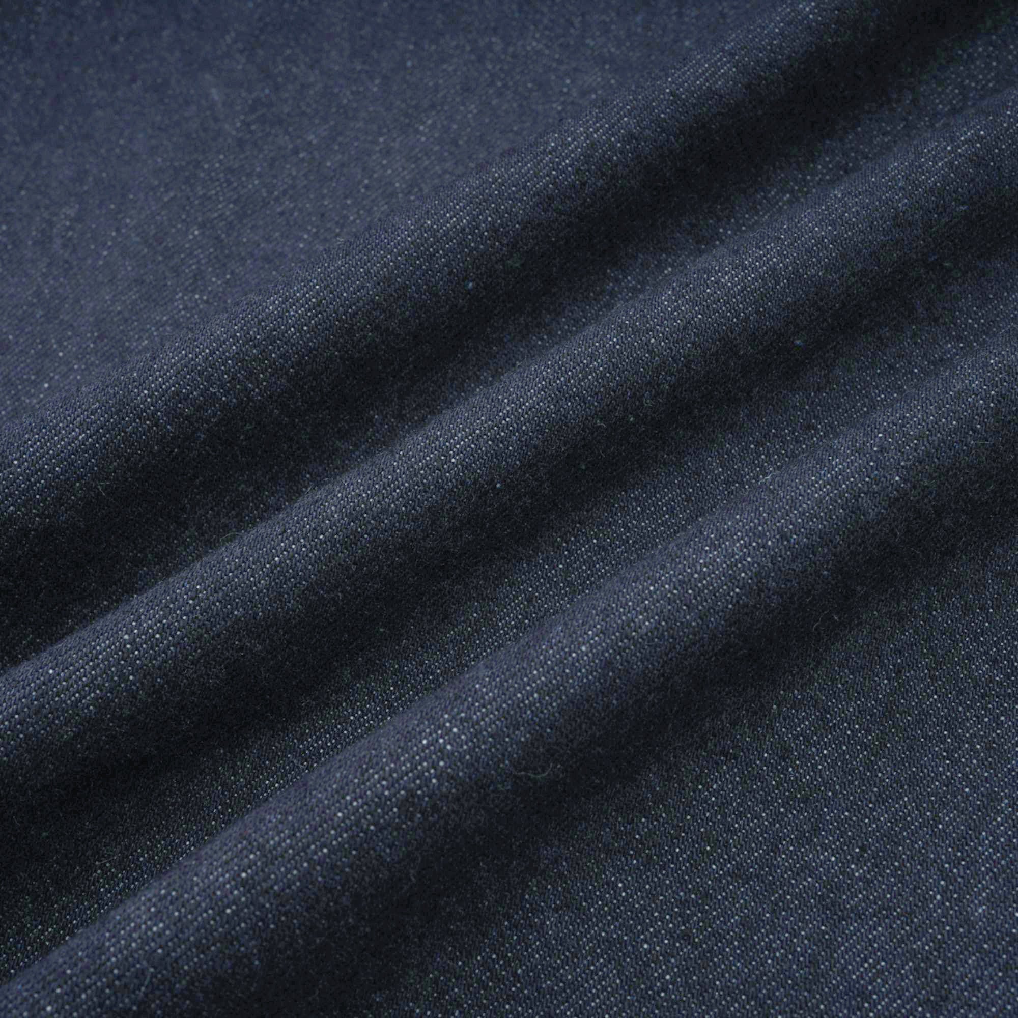 فستان ميرابل قصير من قماش الدنيم باللون الأزرق الداكن مع خياطة متباينة