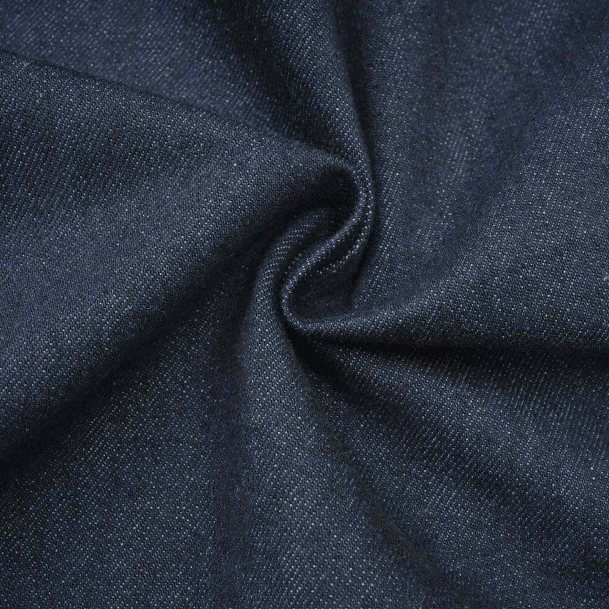 فستان ميرابل قصير من قماش الدنيم باللون الأزرق الداكن مع خياطة متباينة