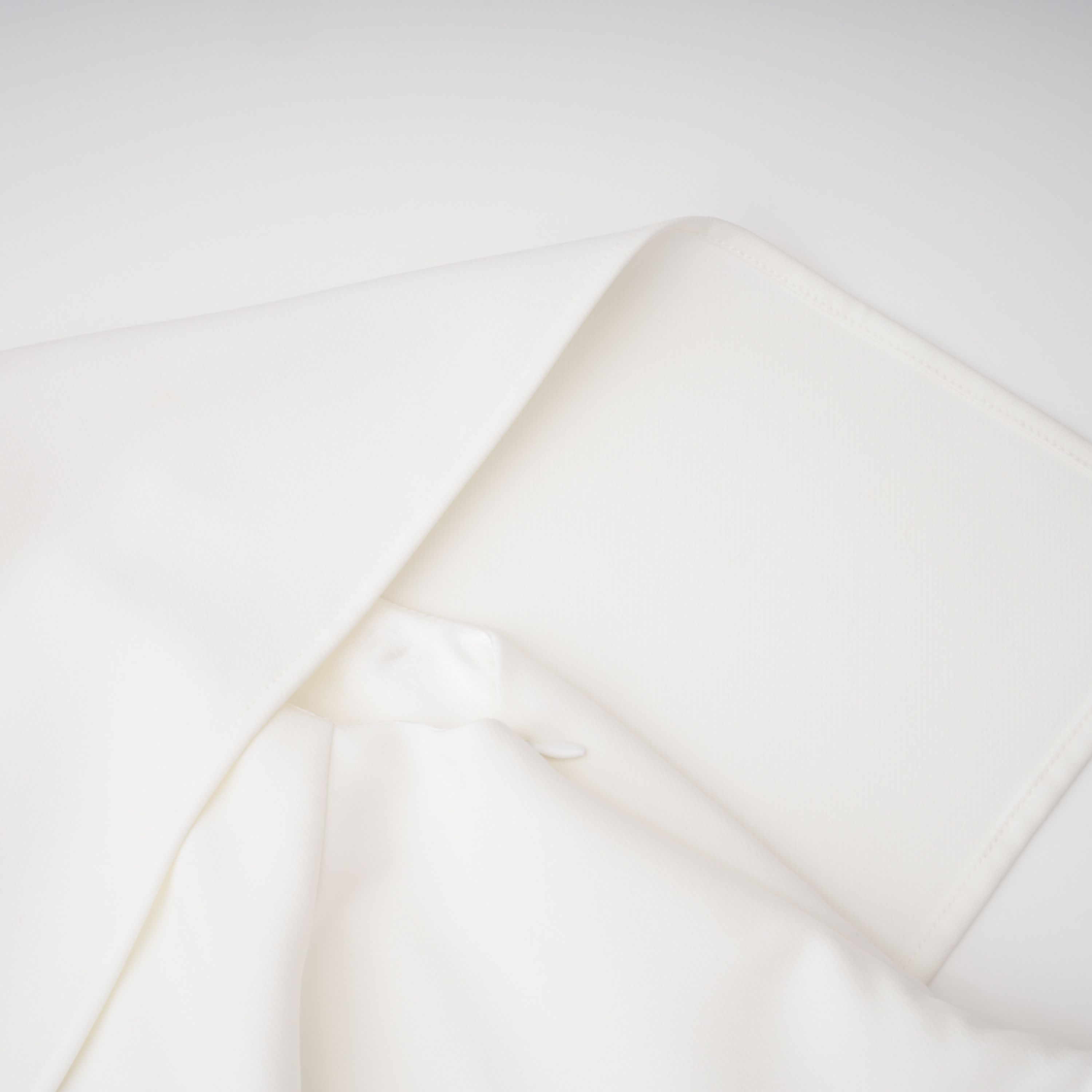 Kåre Weißes asymmetrisches Midikleid mit Raffungen