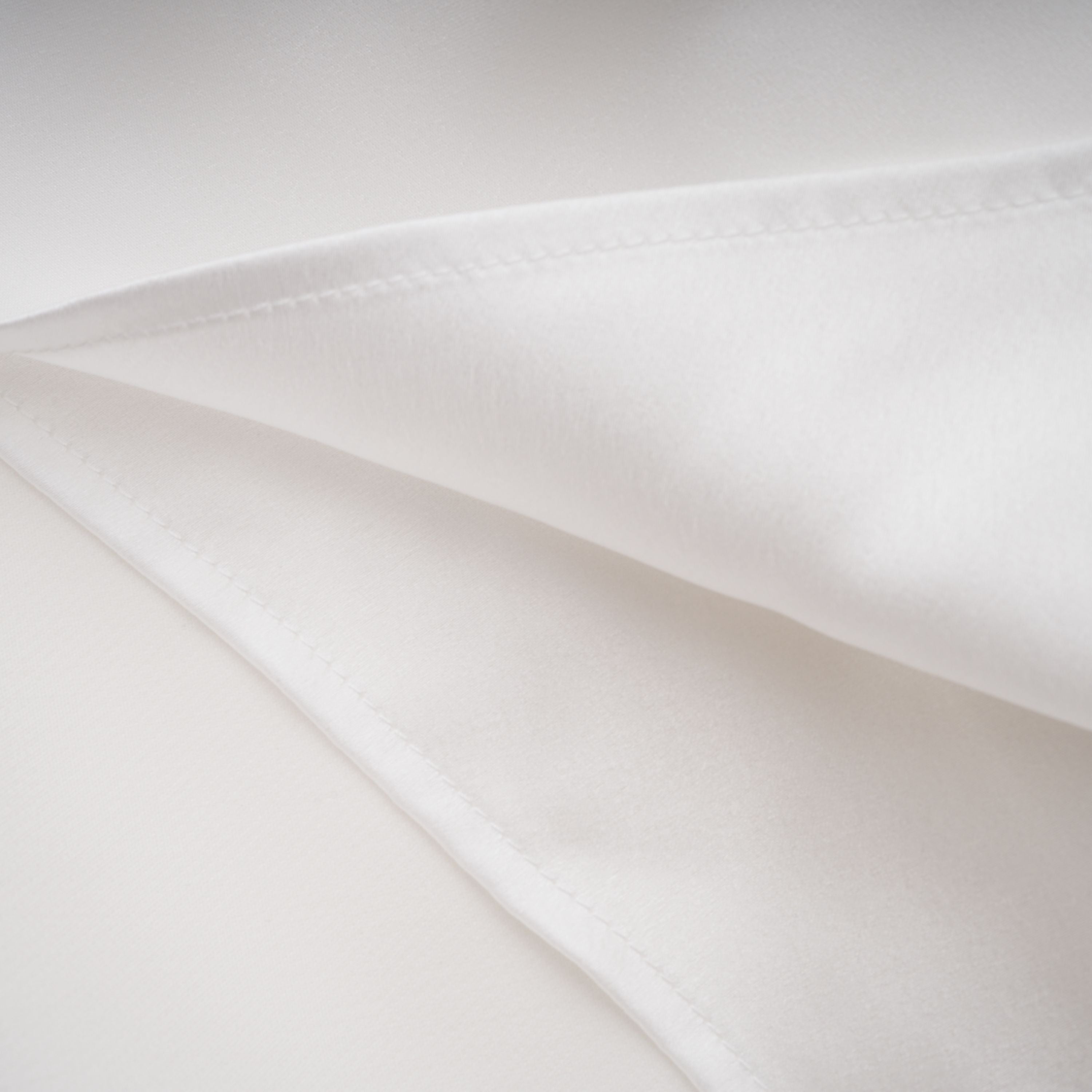 Kåre Weißes asymmetrisches Midikleid mit Raffungen