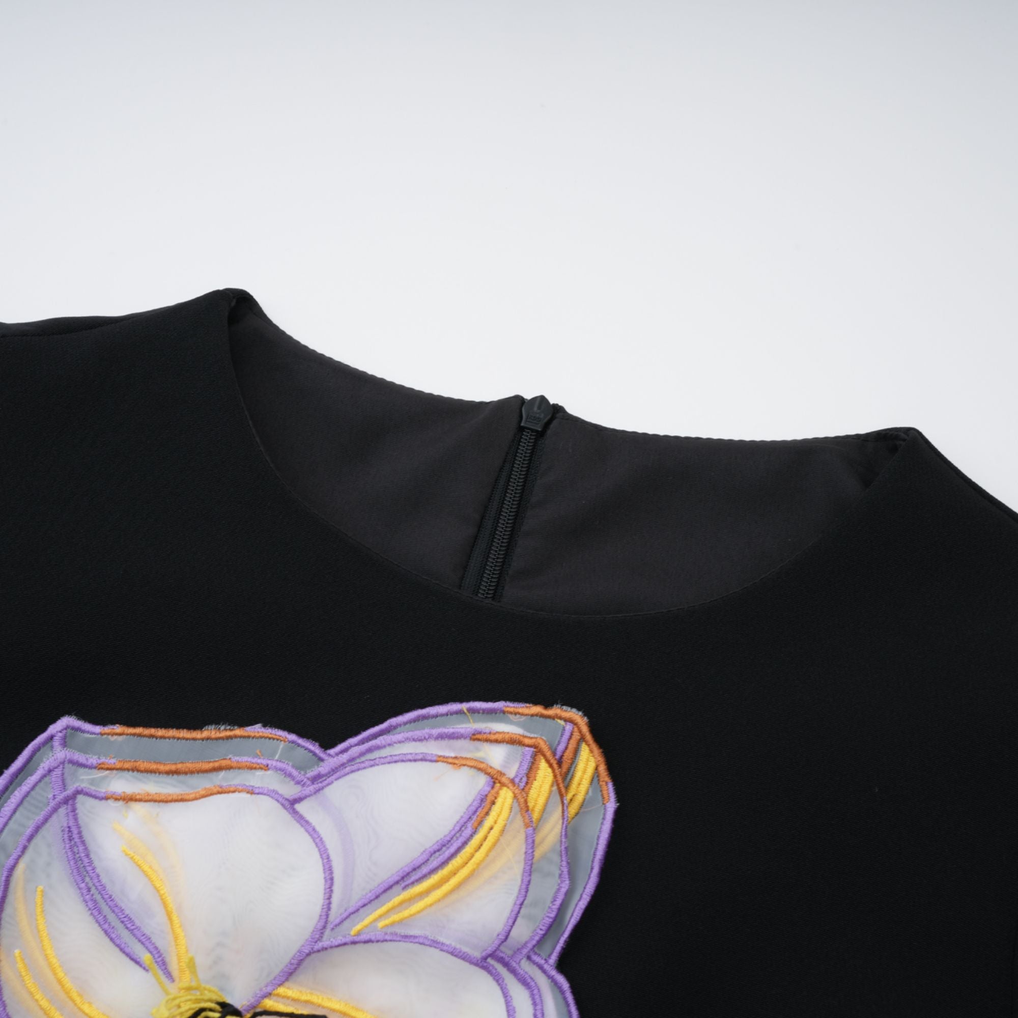 Irène – Paillettenbesetztes Midikleid mit Blumenstickerei in Schwarz