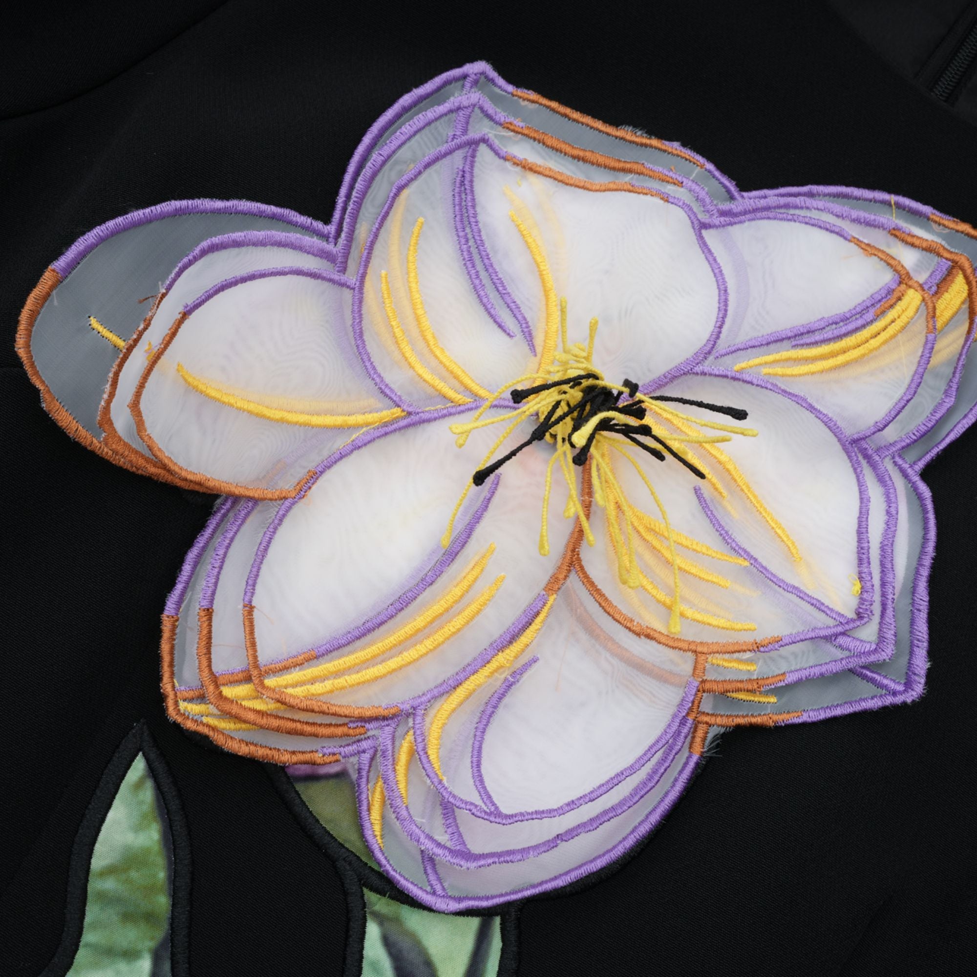 Irène – Paillettenbesetztes Midikleid mit Blumenstickerei in Schwarz