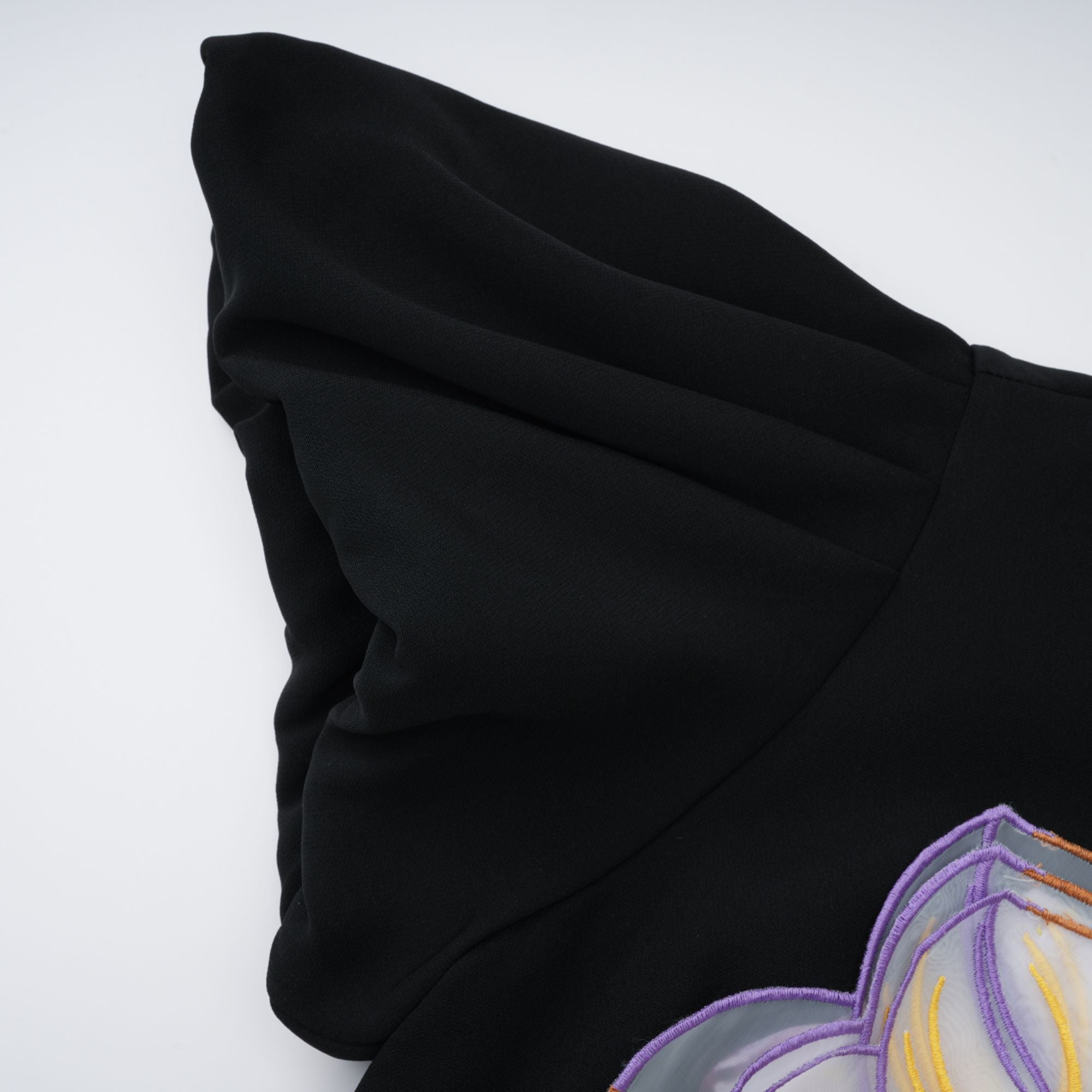 Irène – Paillettenbesetztes Midikleid mit Blumenstickerei in Schwarz