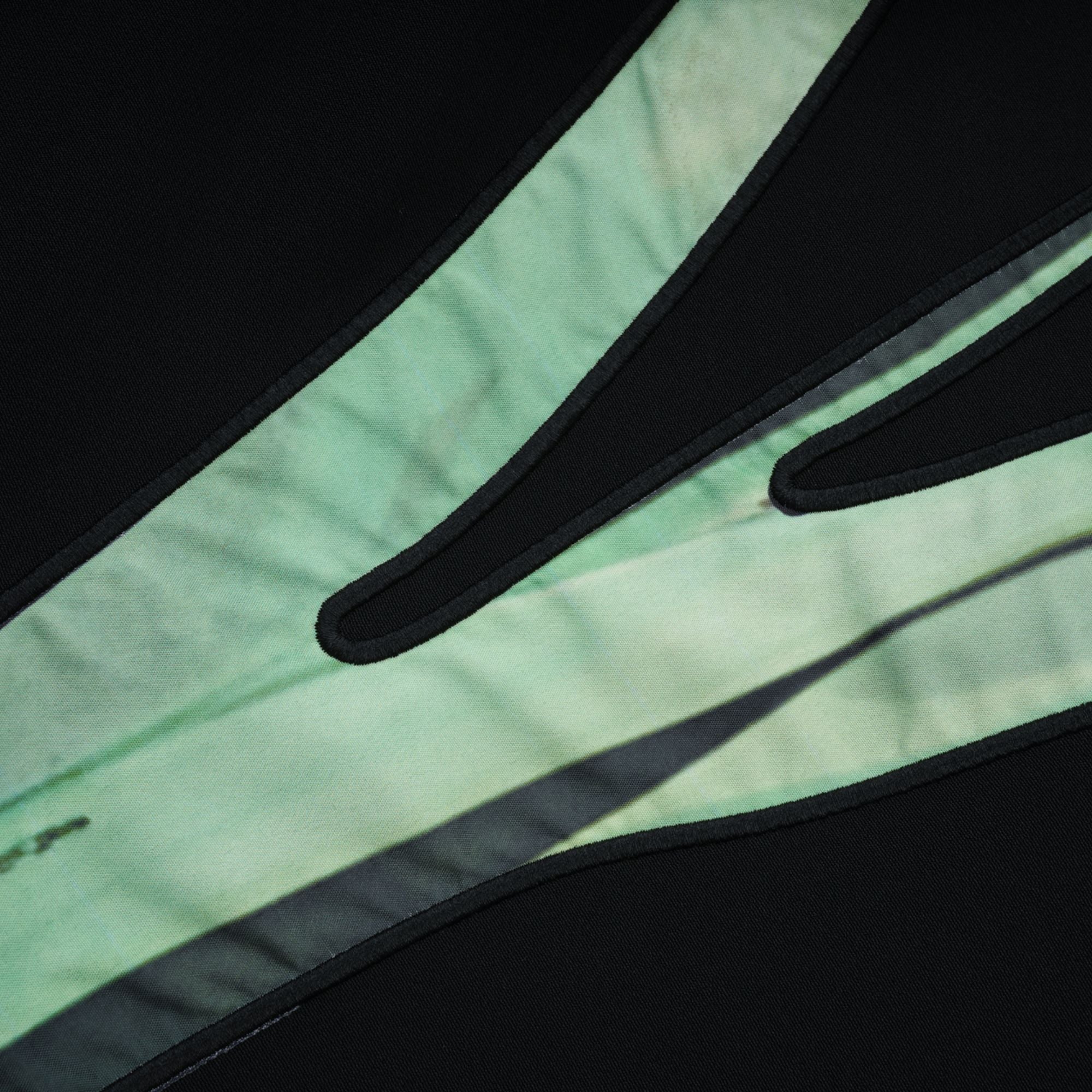 Irène – Paillettenbesetztes Midikleid mit Blumenstickerei in Schwarz