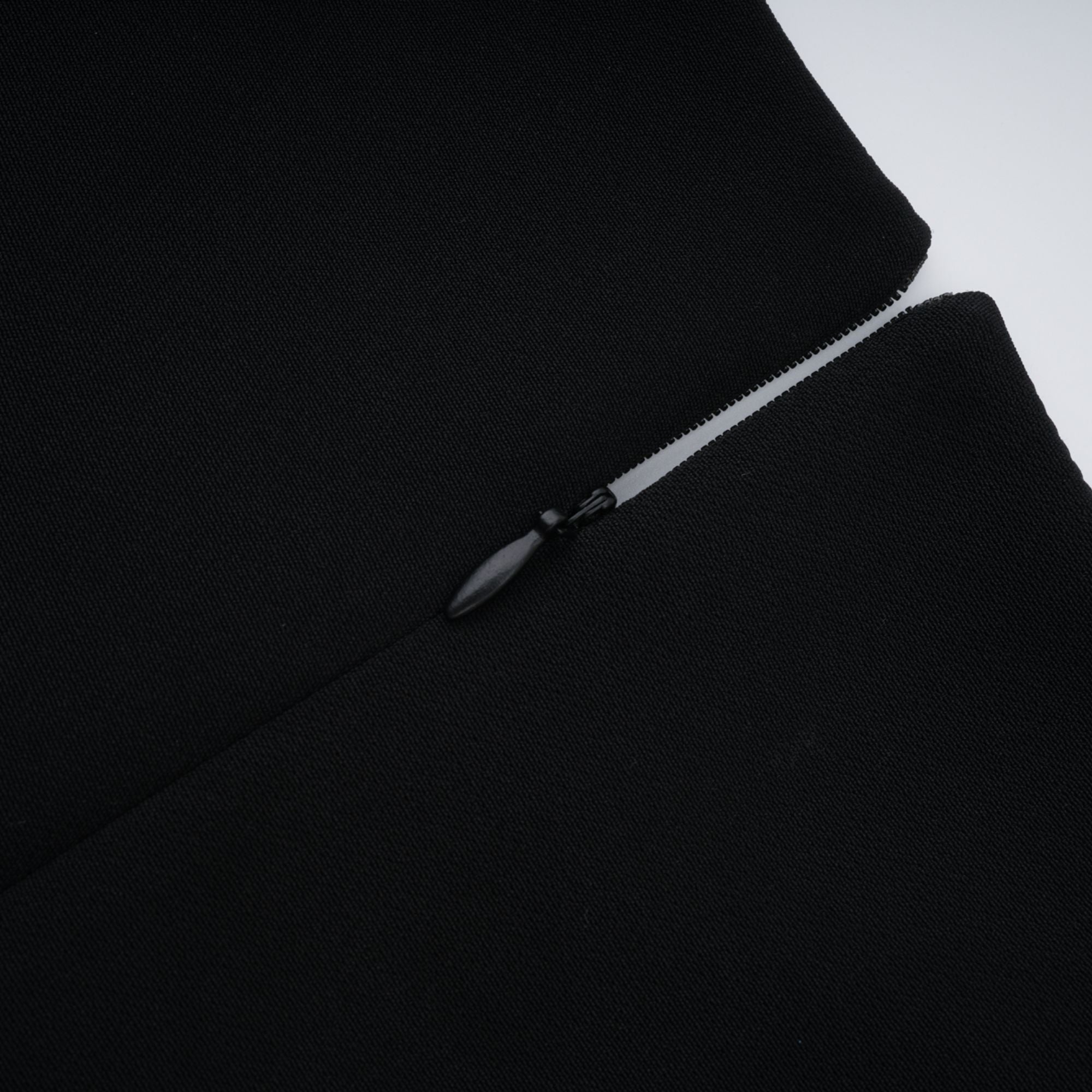 Irène – Paillettenbesetztes Midikleid mit Blumenstickerei in Schwarz