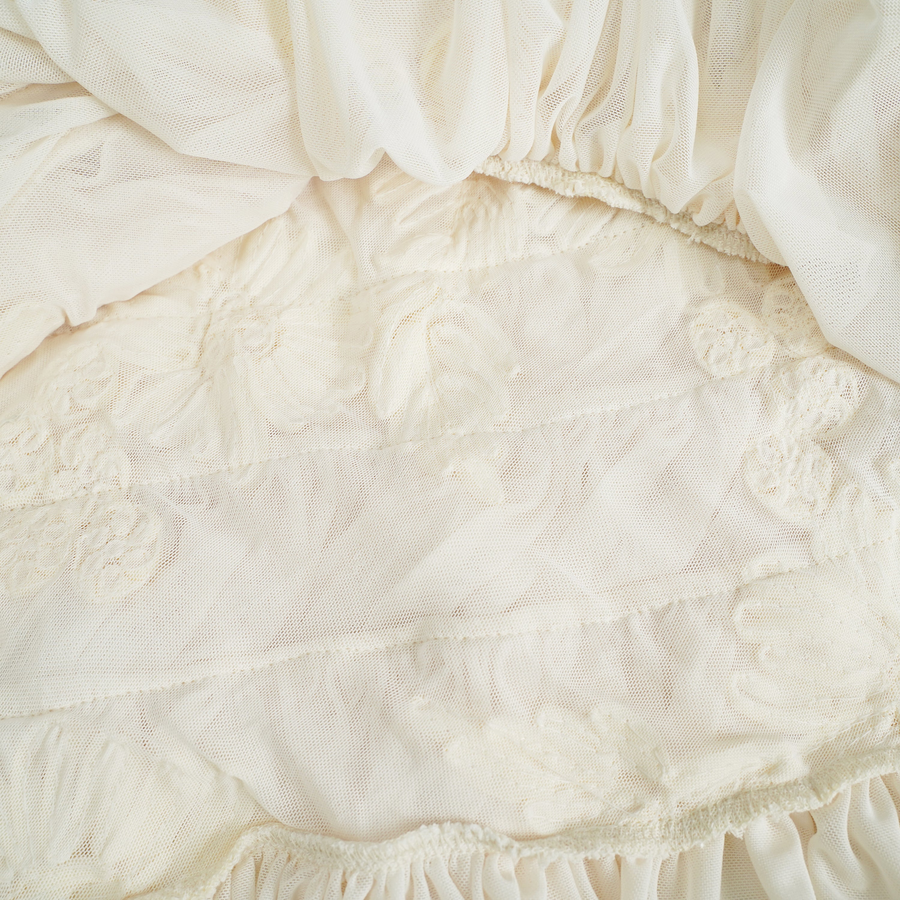 فستان تيويلين محايد غير متماثل بتصميم زهور ومكشكش متوسط الطول