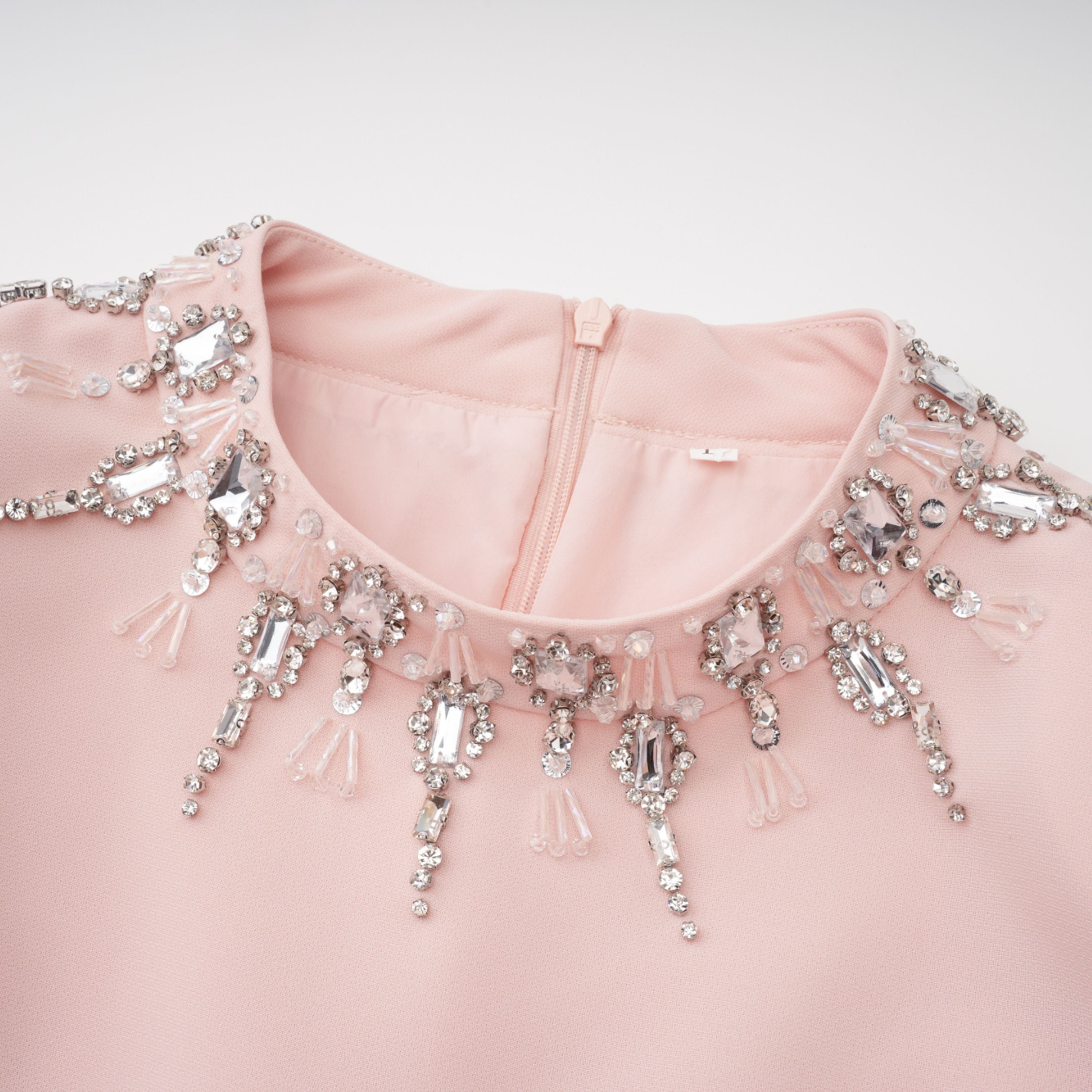 فستان طويل مزين بكورسيه باللون الوردي من Klaudia