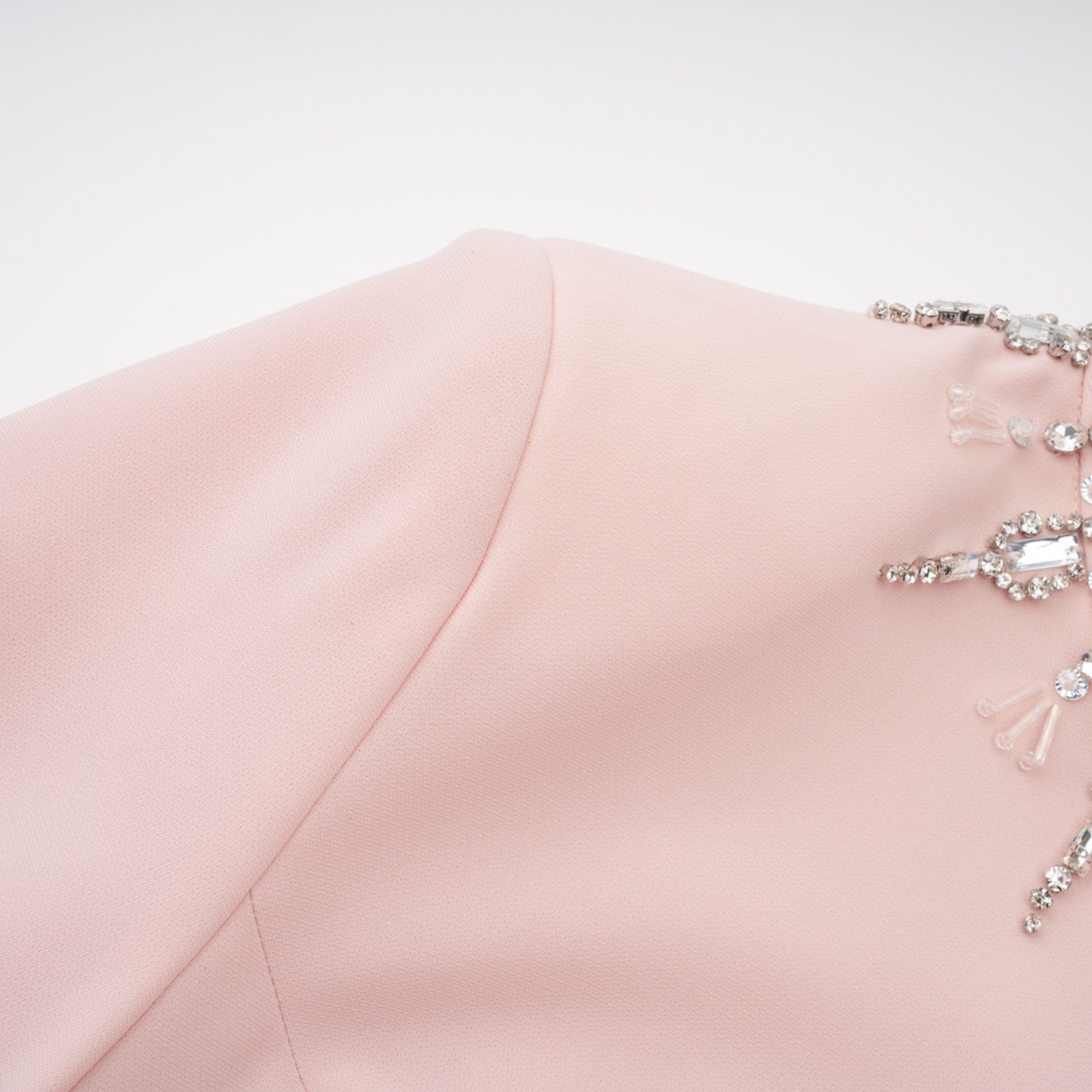 فستان طويل مزين بكورسيه باللون الوردي من Klaudia