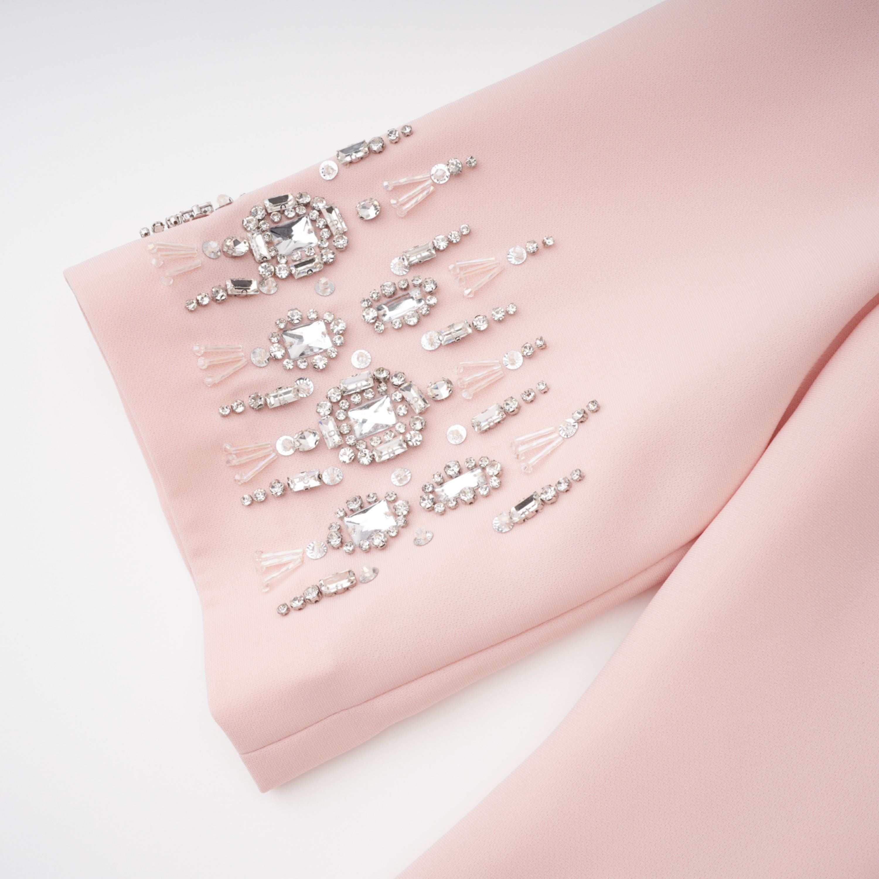 فستان طويل مزين بكورسيه باللون الوردي من Klaudia