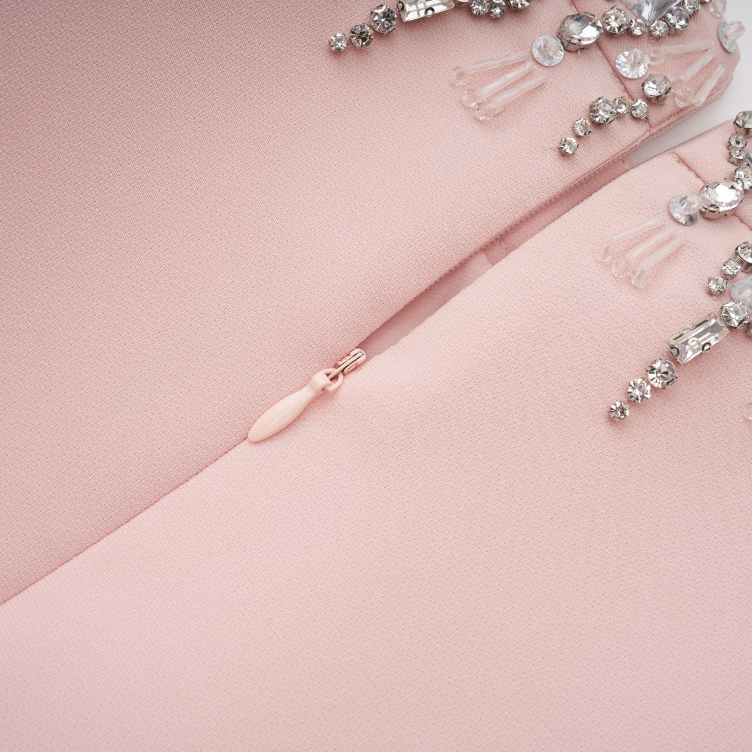 فستان طويل مزين بكورسيه باللون الوردي من Klaudia