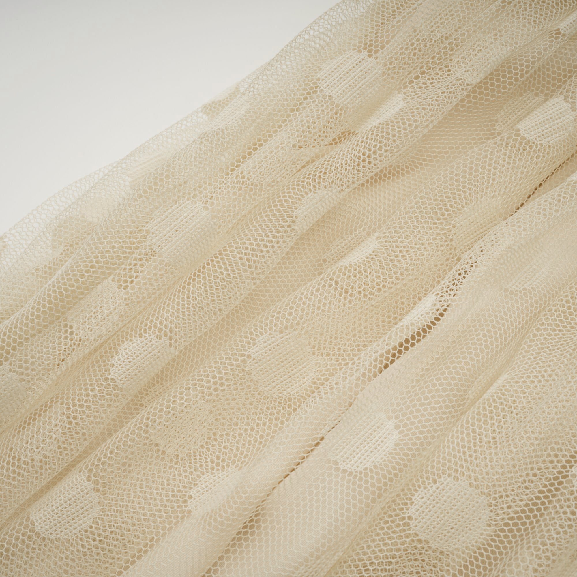 فستان ميدي مطرز بالدانتيل من تصميم إيليان