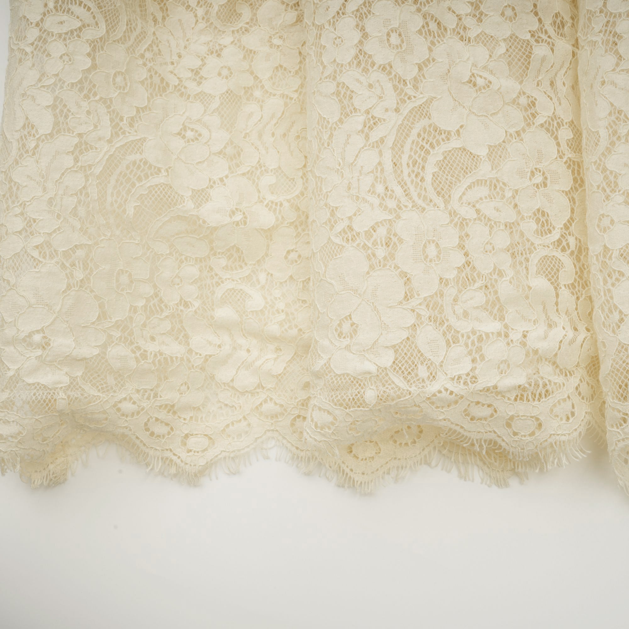 فستان ميدي مطرز بالدانتيل من تصميم إيليان