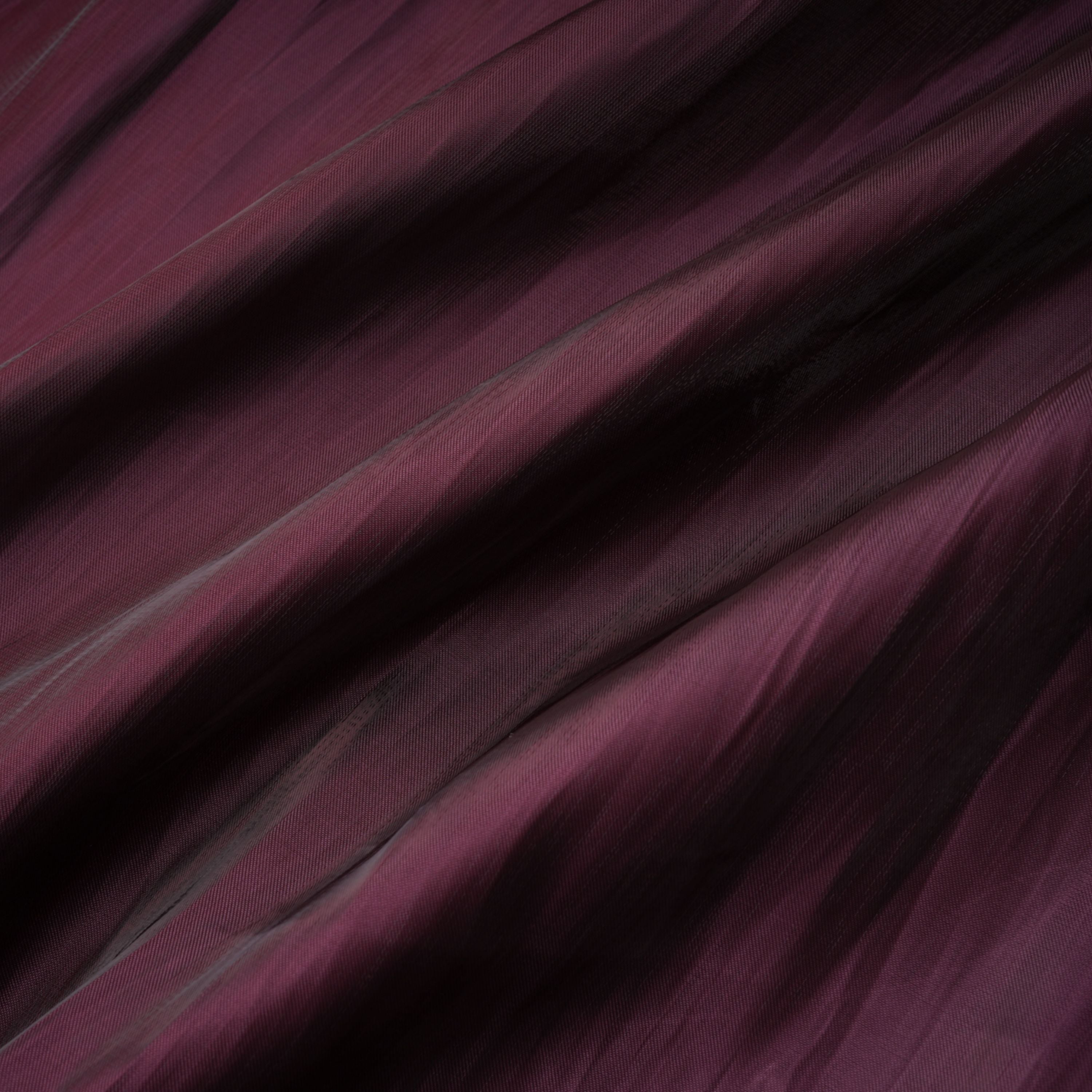 فستان ماكسي بقصّة متقاطعة باللون البني الفاتح