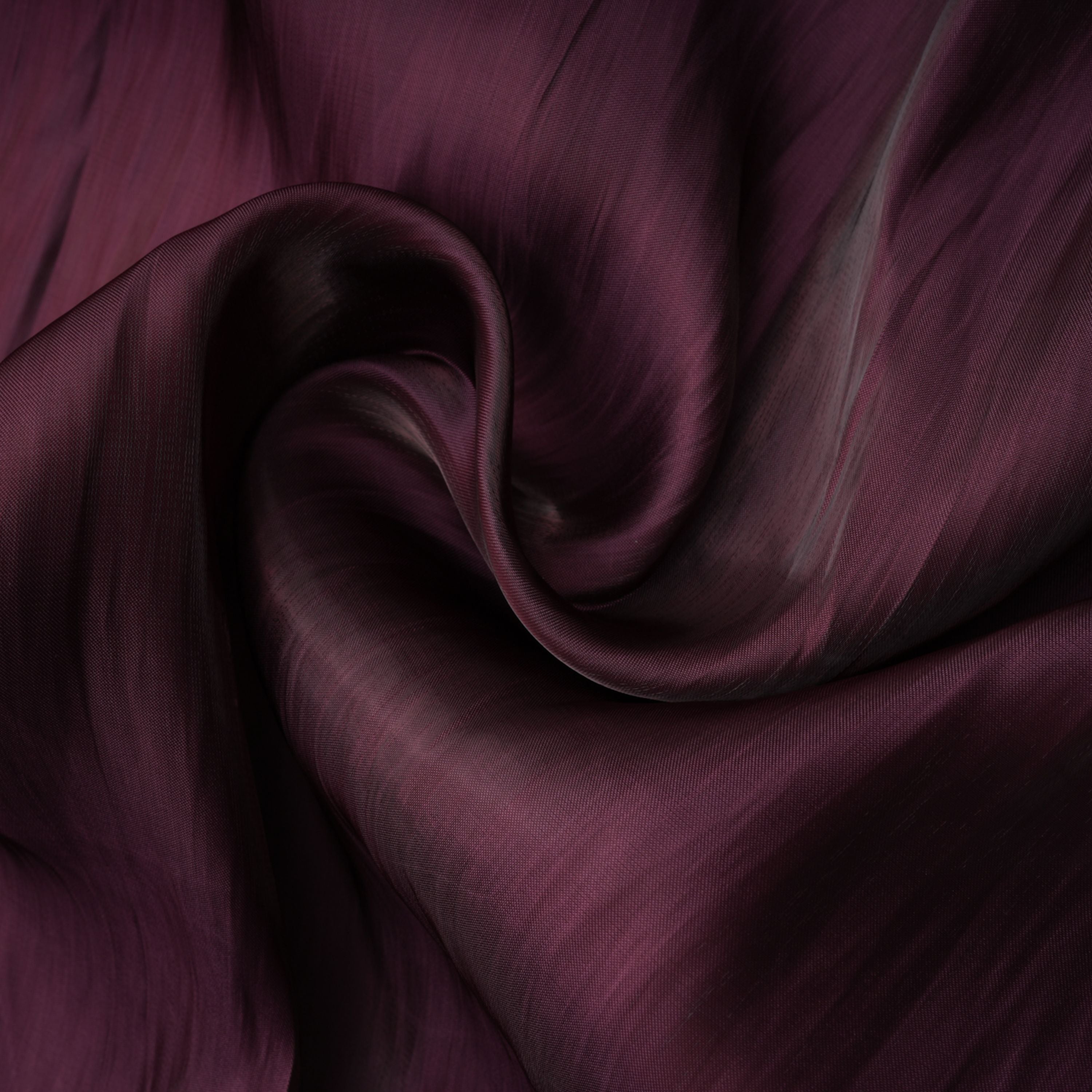 فستان ماكسي بقصّة متقاطعة باللون البني الفاتح