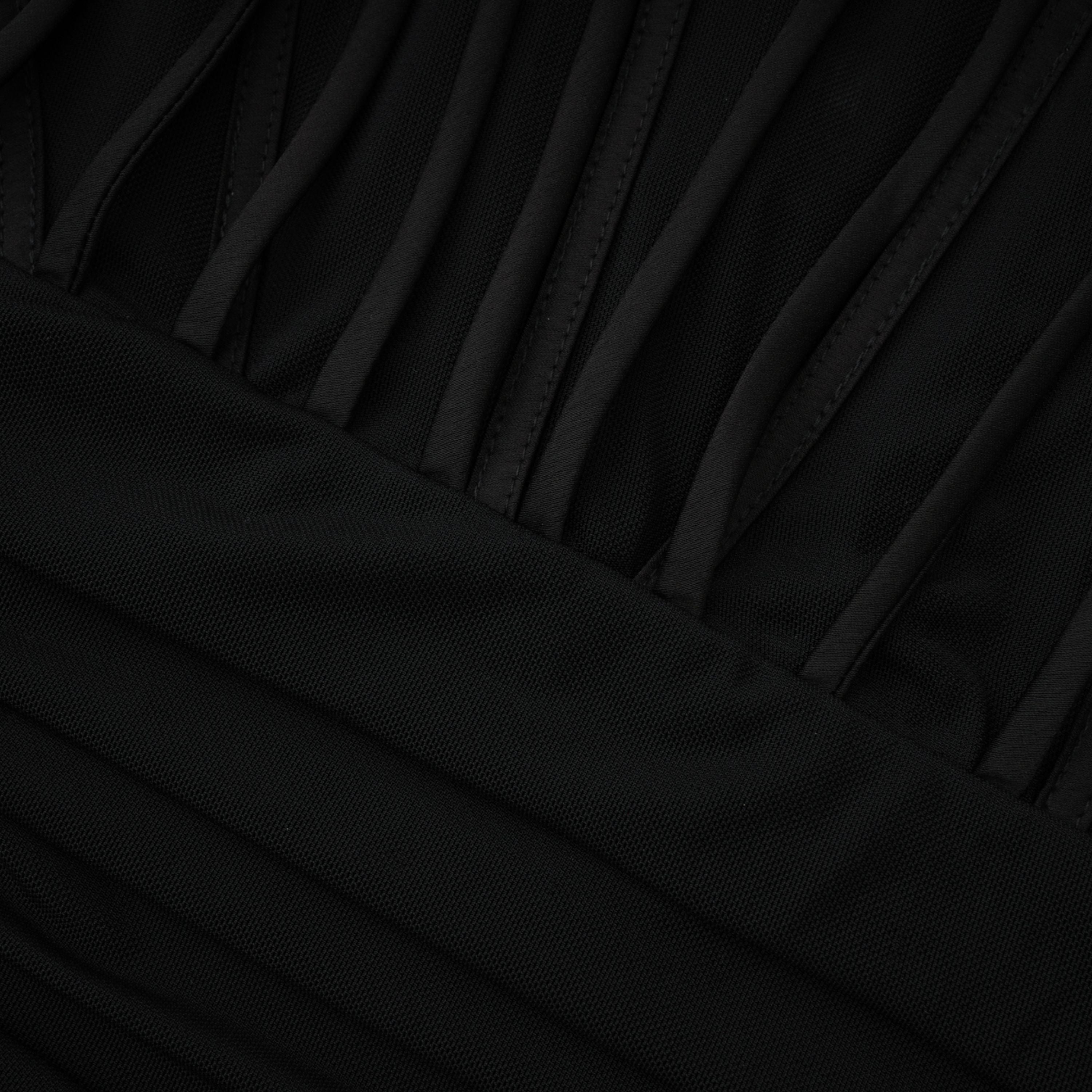 فستان قصير من Ivona Black بتصميم رباط عنق وشريط