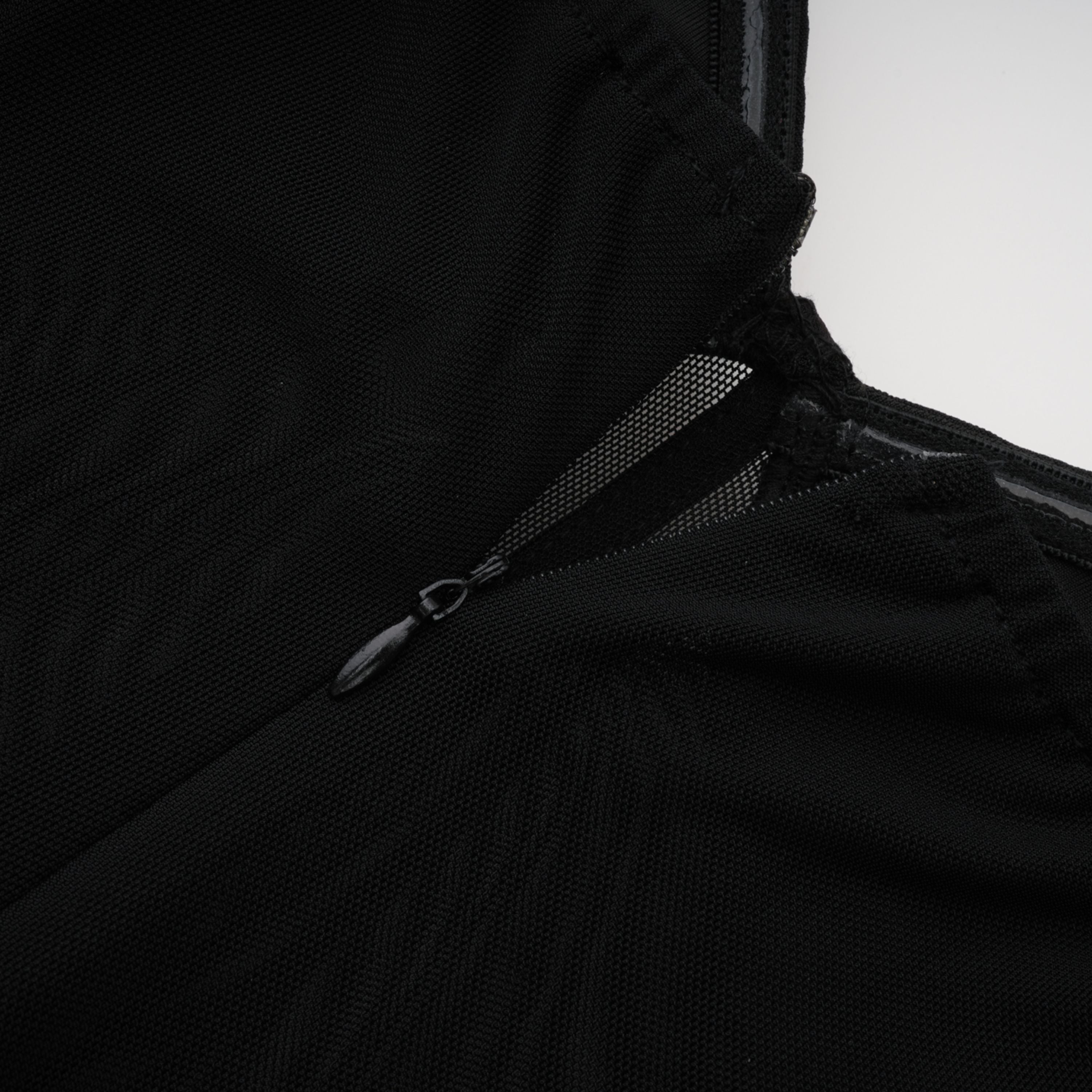 فستان قصير من Ivona Black بتصميم رباط عنق وشريط