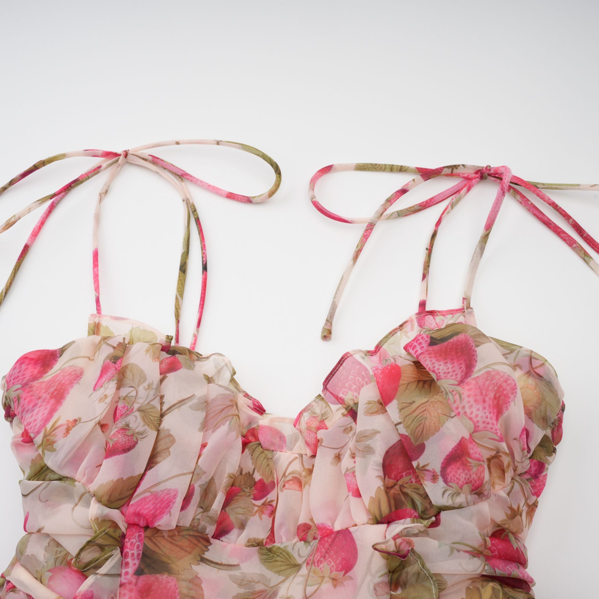 فستان أنجيلي قصير بطبعات الفراولة 