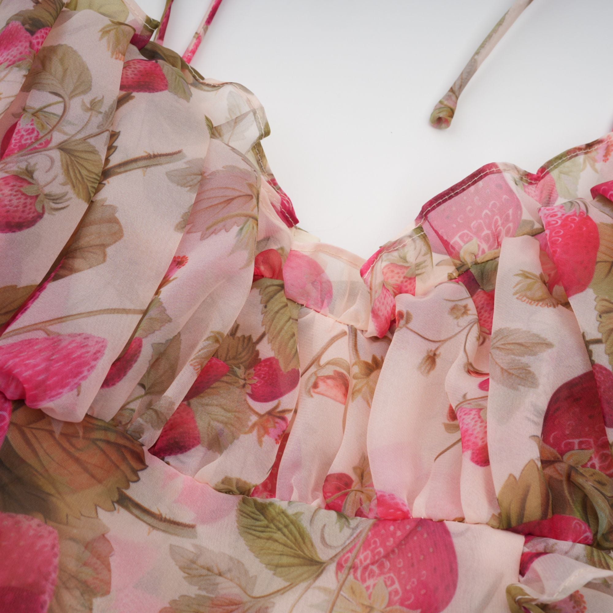 فستان أنجيلي قصير بطبعات الفراولة 