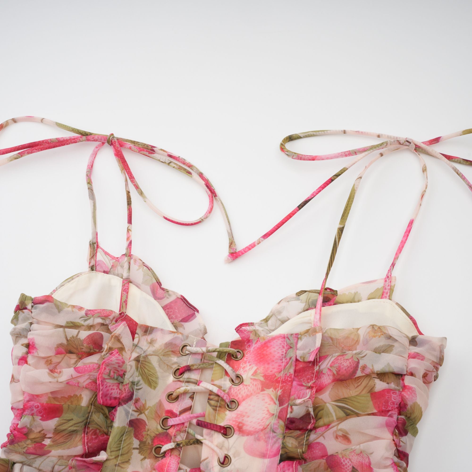 فستان أنجيلي قصير بطبعات الفراولة 