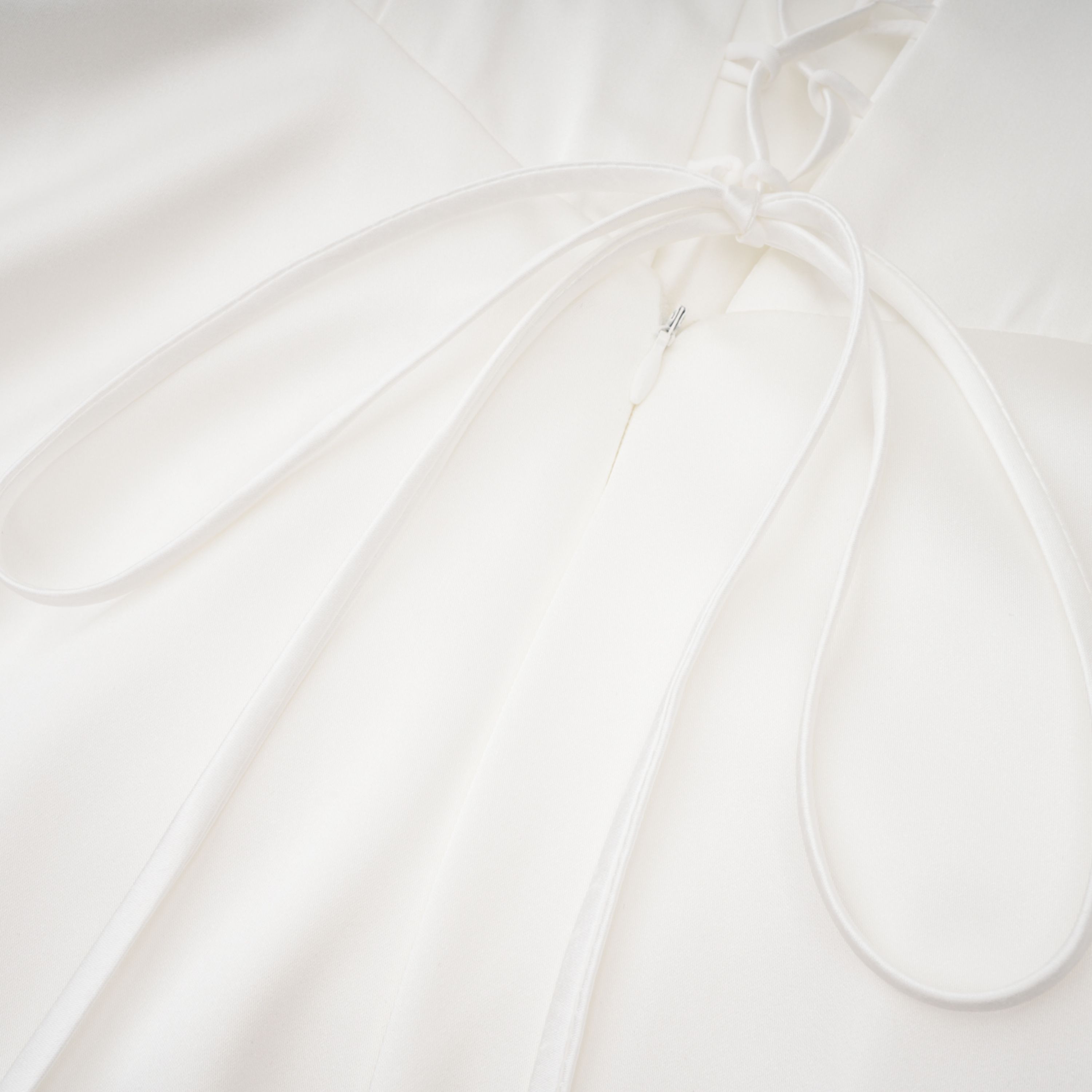 فستان طويل بأكتاف مكشوفة من الدانتيل من فيكتور وايت