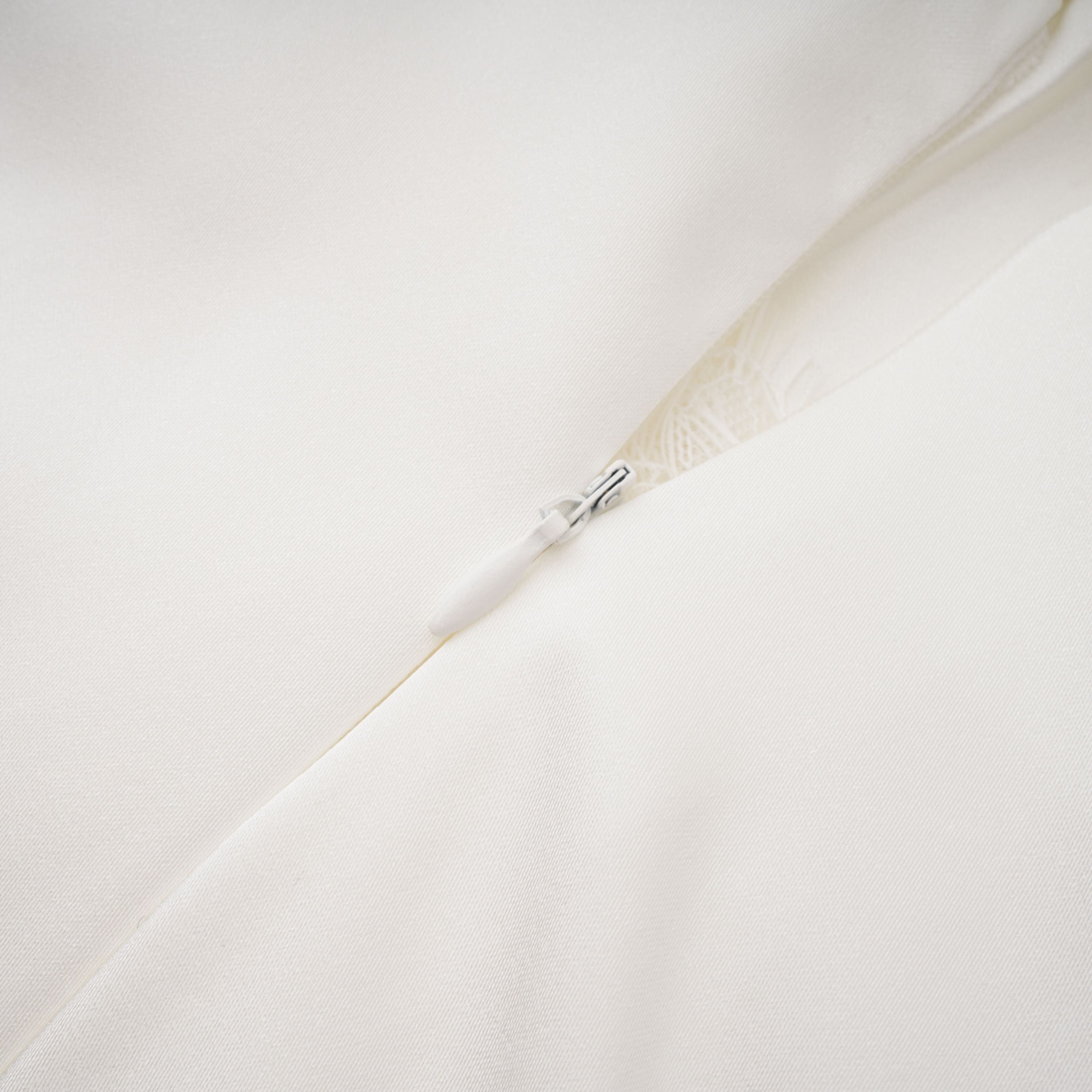 فستان طويل بأكتاف مكشوفة من الدانتيل من فيكتور وايت