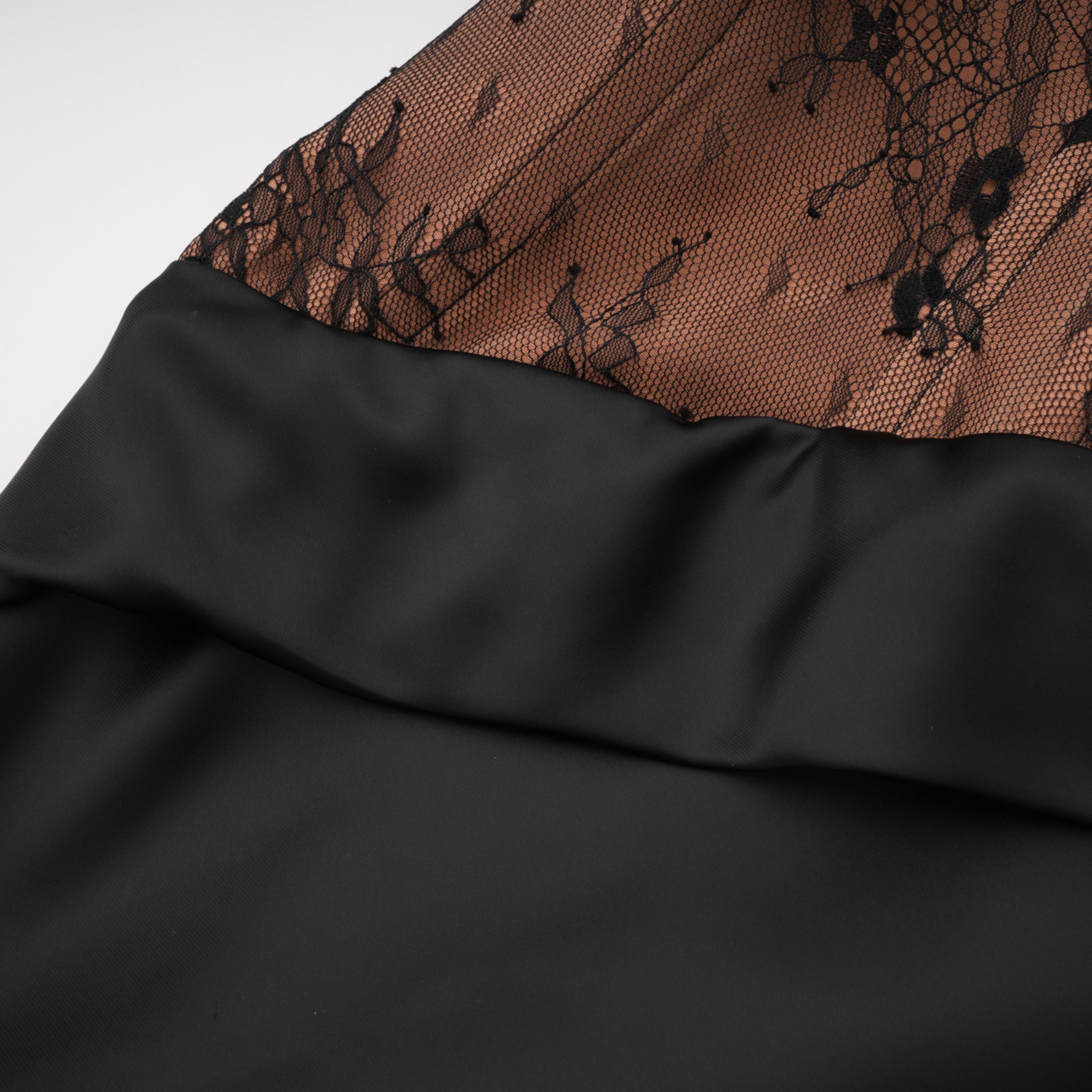 Schwarzes Maxikleid aus Satin mit Spitzenbesatz