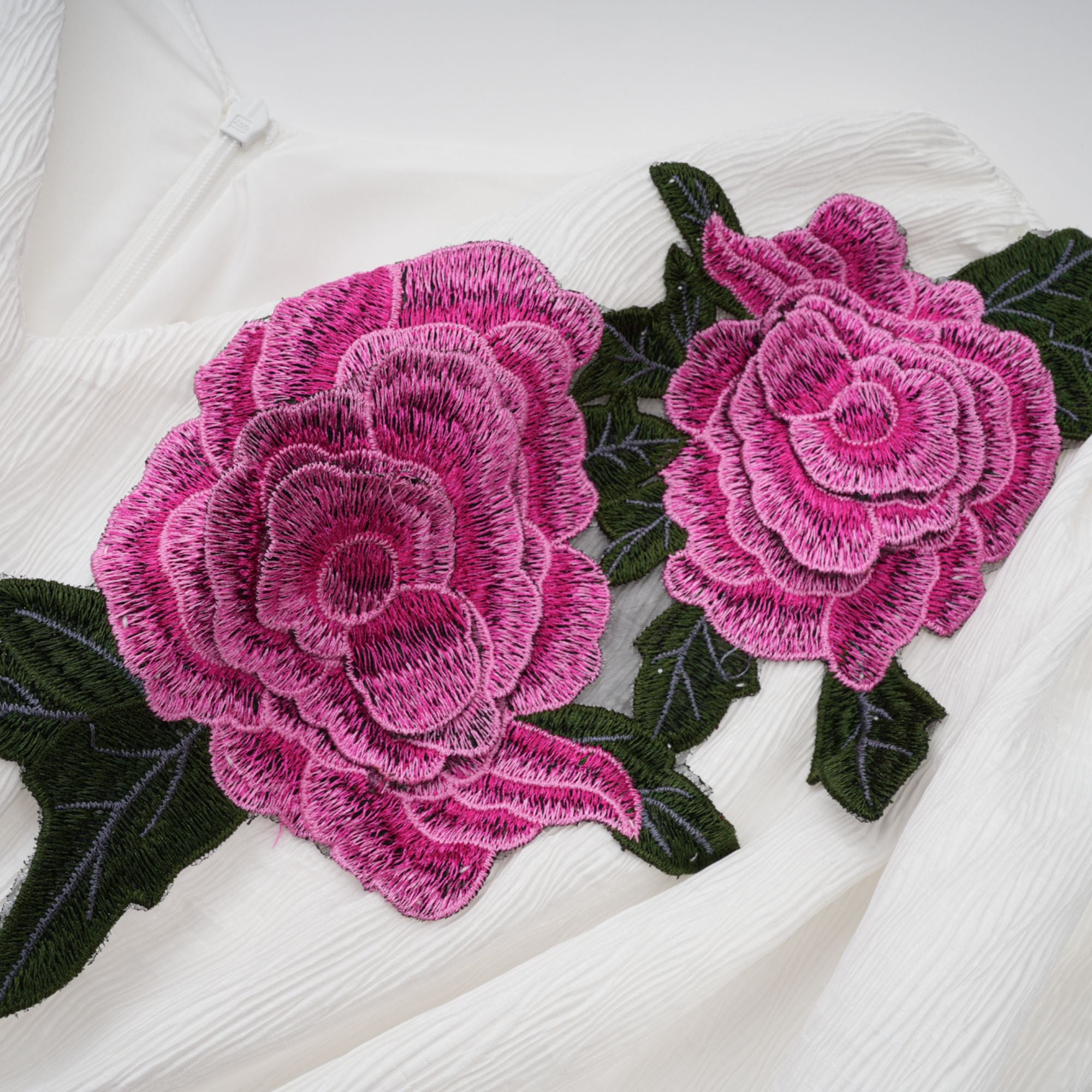 Pétale Weißes Maxikleid mit Rosenapplikation