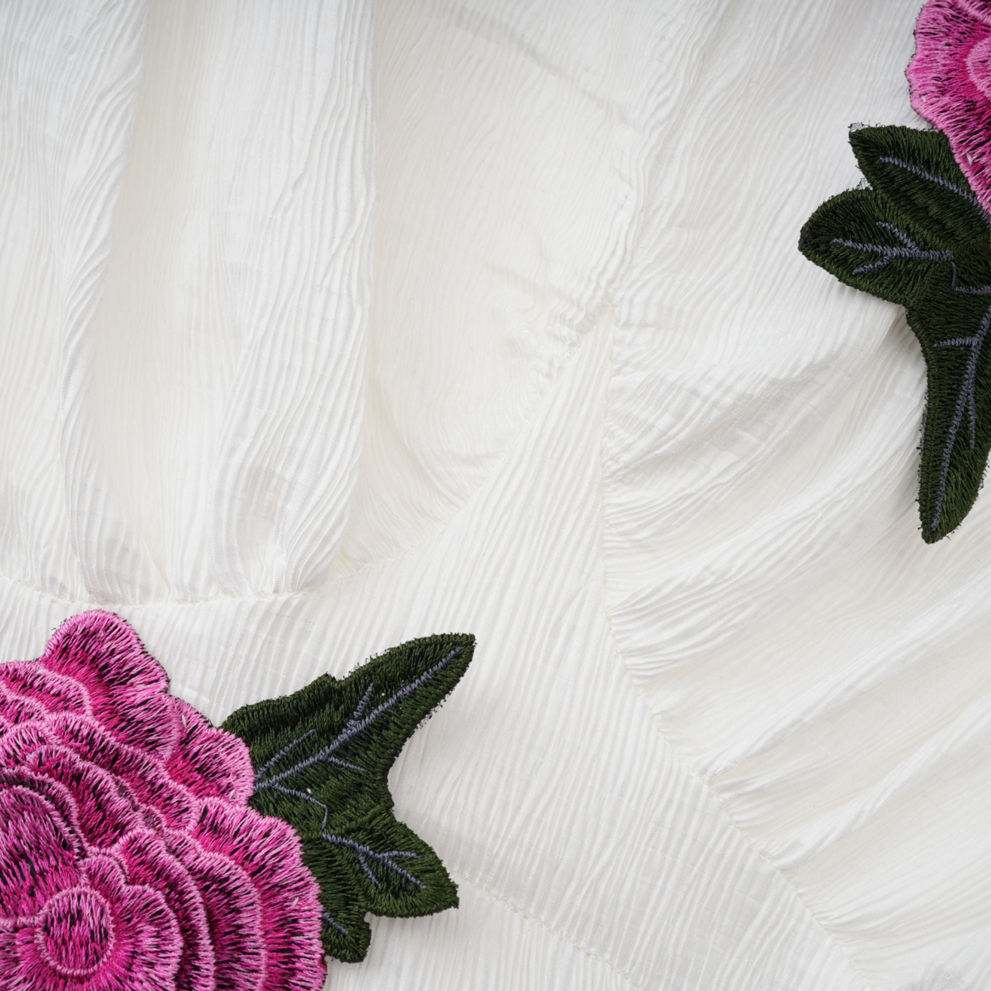 Pétale Weißes Maxikleid mit Rosenapplikation