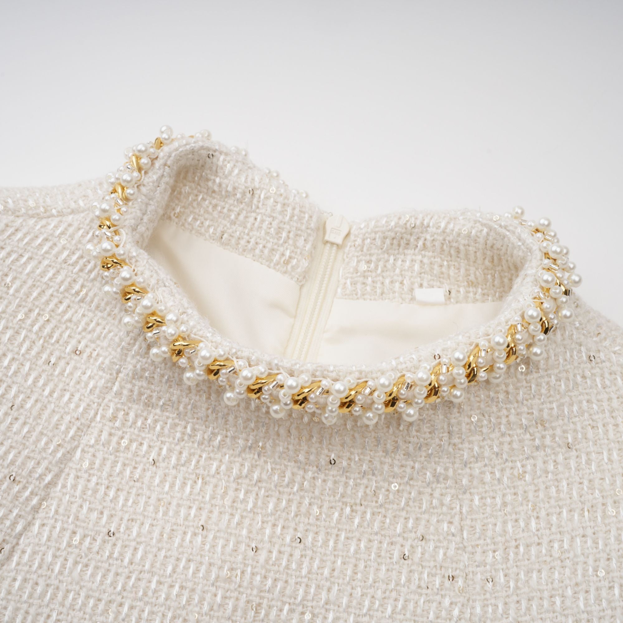 فستان جين الأبيض المزين من التويد القصير