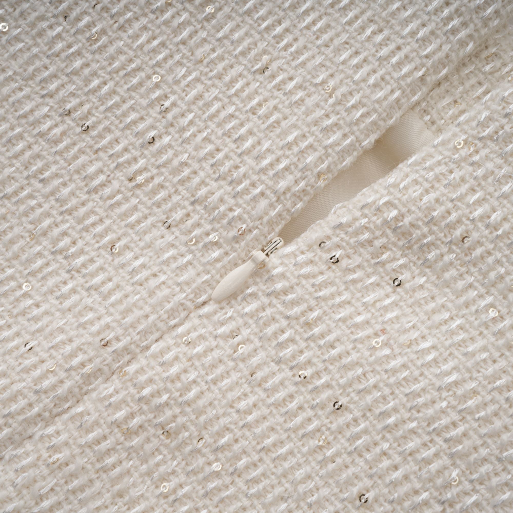 فستان جين الأبيض المزين من التويد القصير